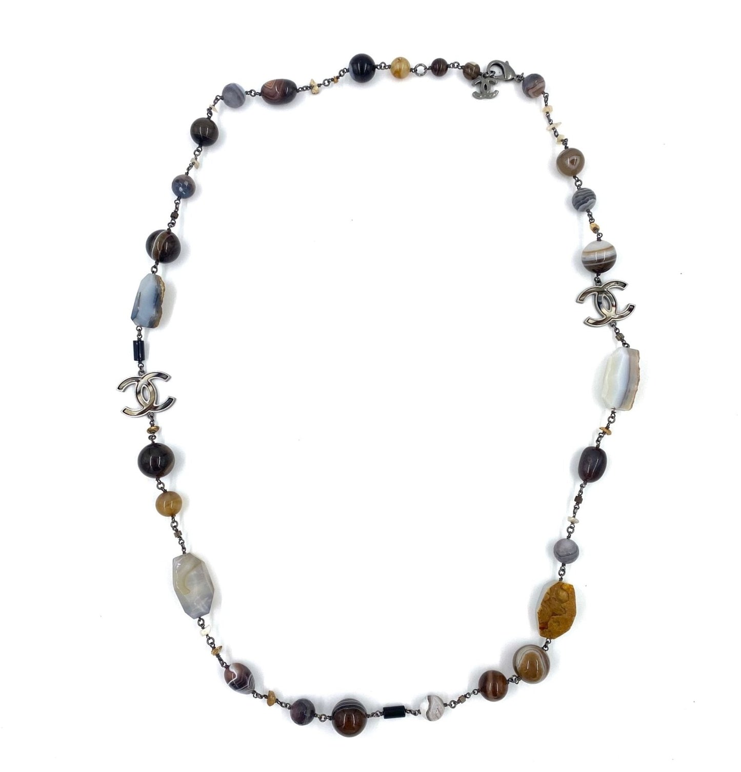 CHANEL lange Halskette CC mit bunten Natursteinen und silbernen CC Logos, elegante Vintage Kette in Erdtoenen
