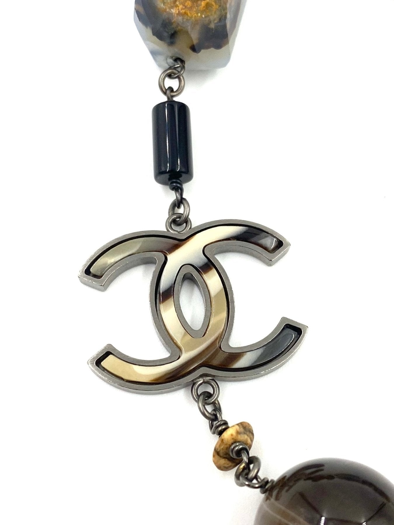 CHANEL lange Halskette CC mit silber-goldenem Logo-Anhaenger und schwarzen Steinperlen in Vintage-Optik