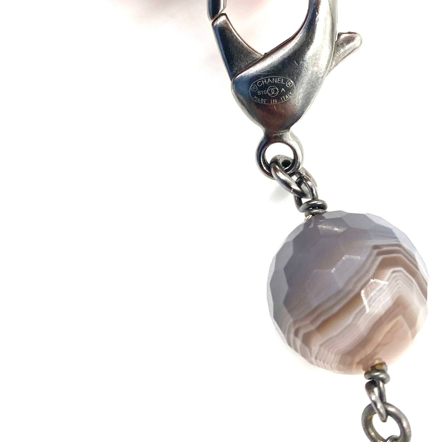 CHANEL lange Halskette CC mit geschliffenem Achat-Anhaenger in Grau und silbernem Karabinerverschluss
