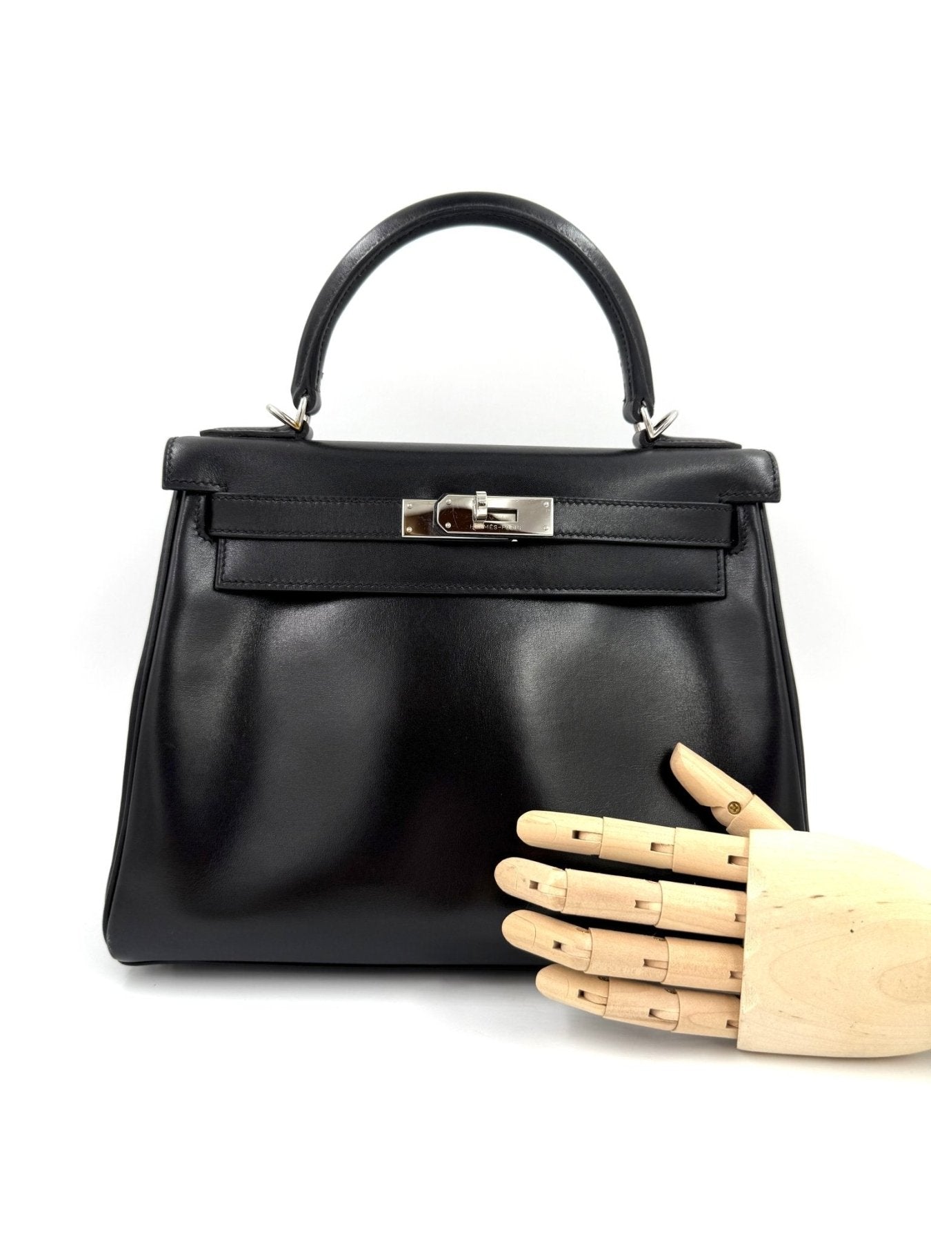 HERMES Kelly 28 Vintage Handtasche aus schwarzem Boxleder mit Palladium-Hardware und klassischem Drehverschluss