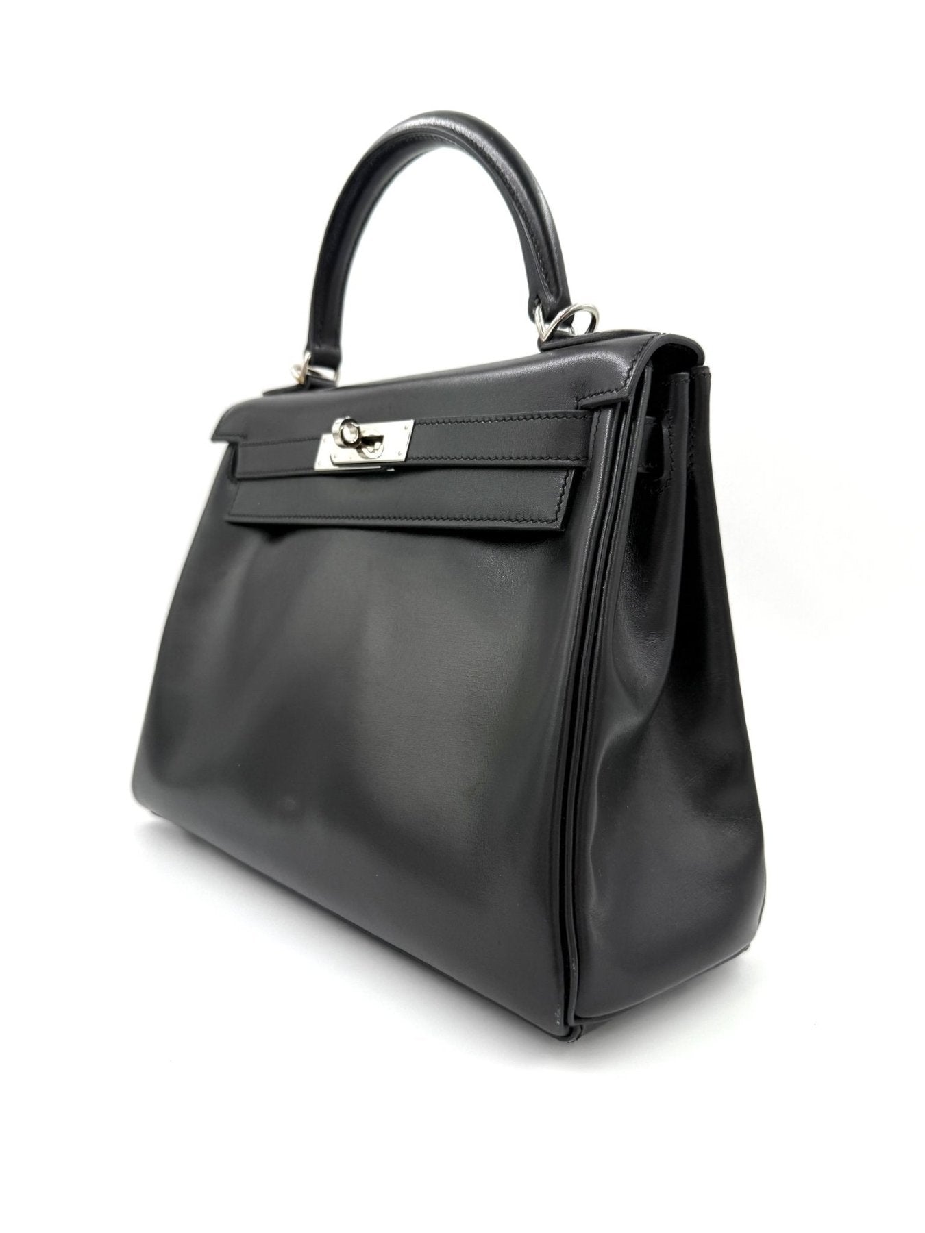 Hermes Kelly 28 Handtasche in schwarzem Boxleder mit Palladium-Hardware, elegant und klassisch gestaltet