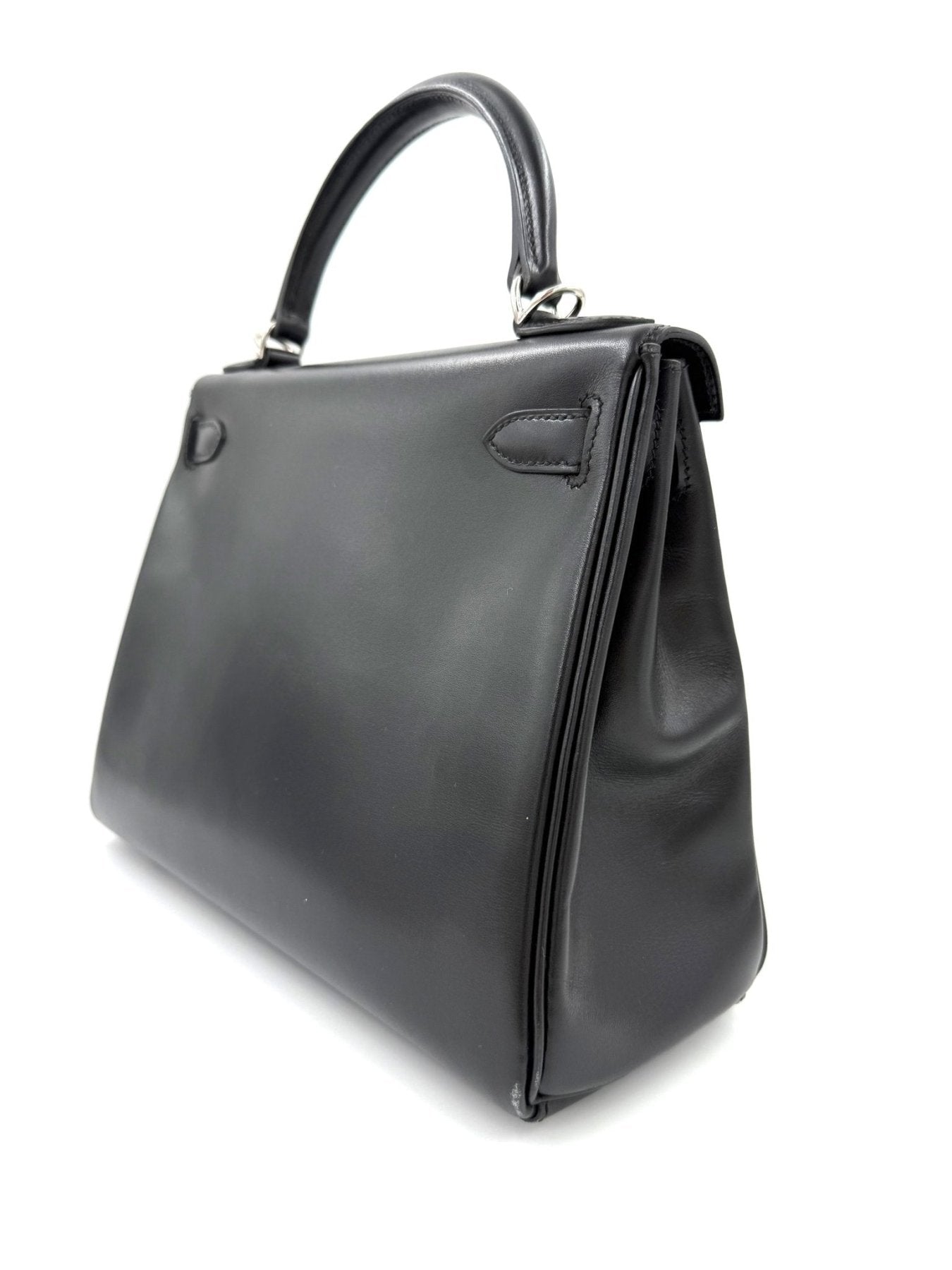 HERMES Kelly 28 Boxleder Vintage Handtasche in schwarz mit Palladium Hardware, seitliche Ansicht auf weissem Hintergrund