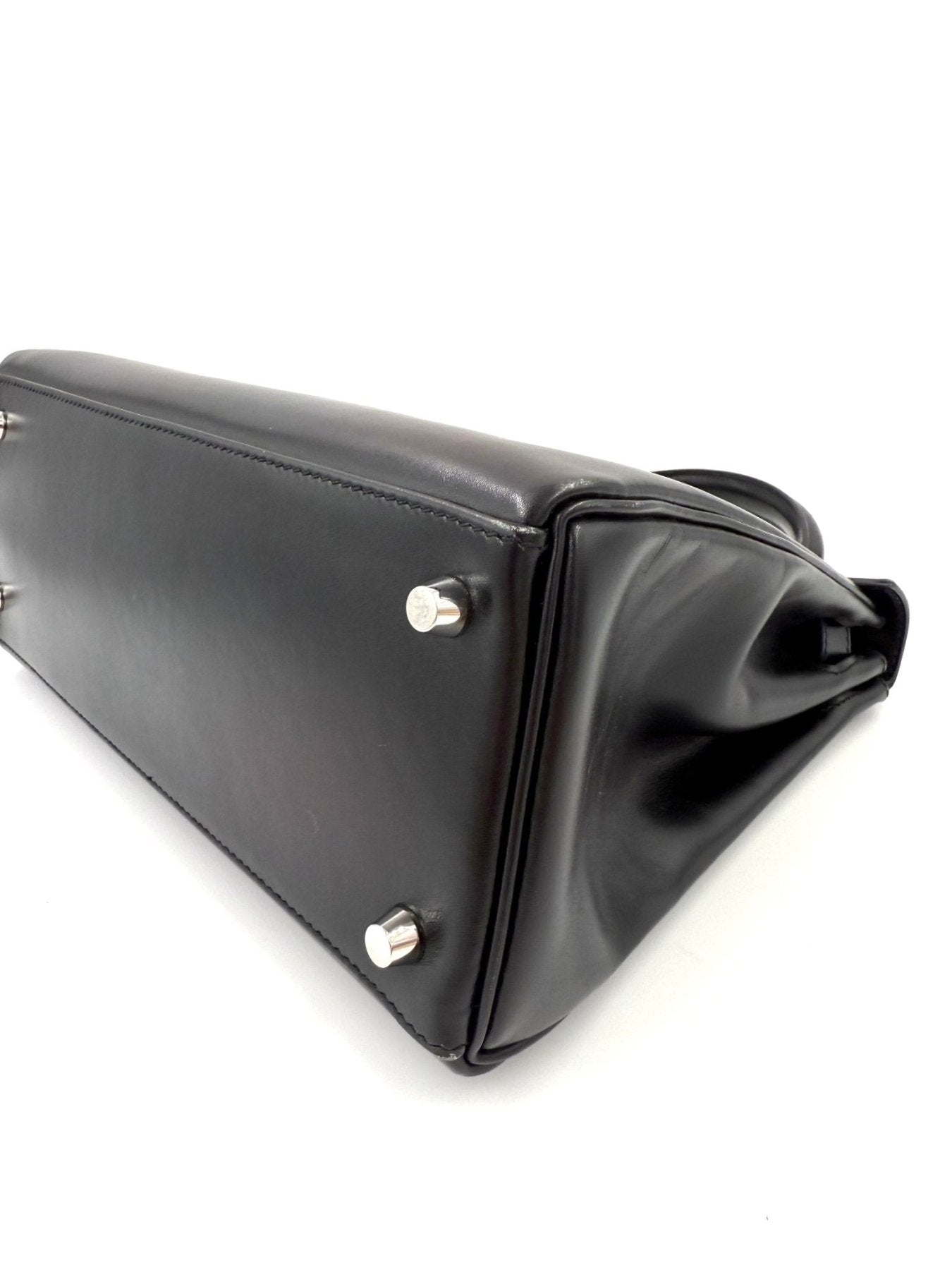 HERMES Kelly 28 Boxleder schwarz Vintage Handtasche in glanzvollem schwarzem Leder mit Palladium-Hardware, Seitenansicht