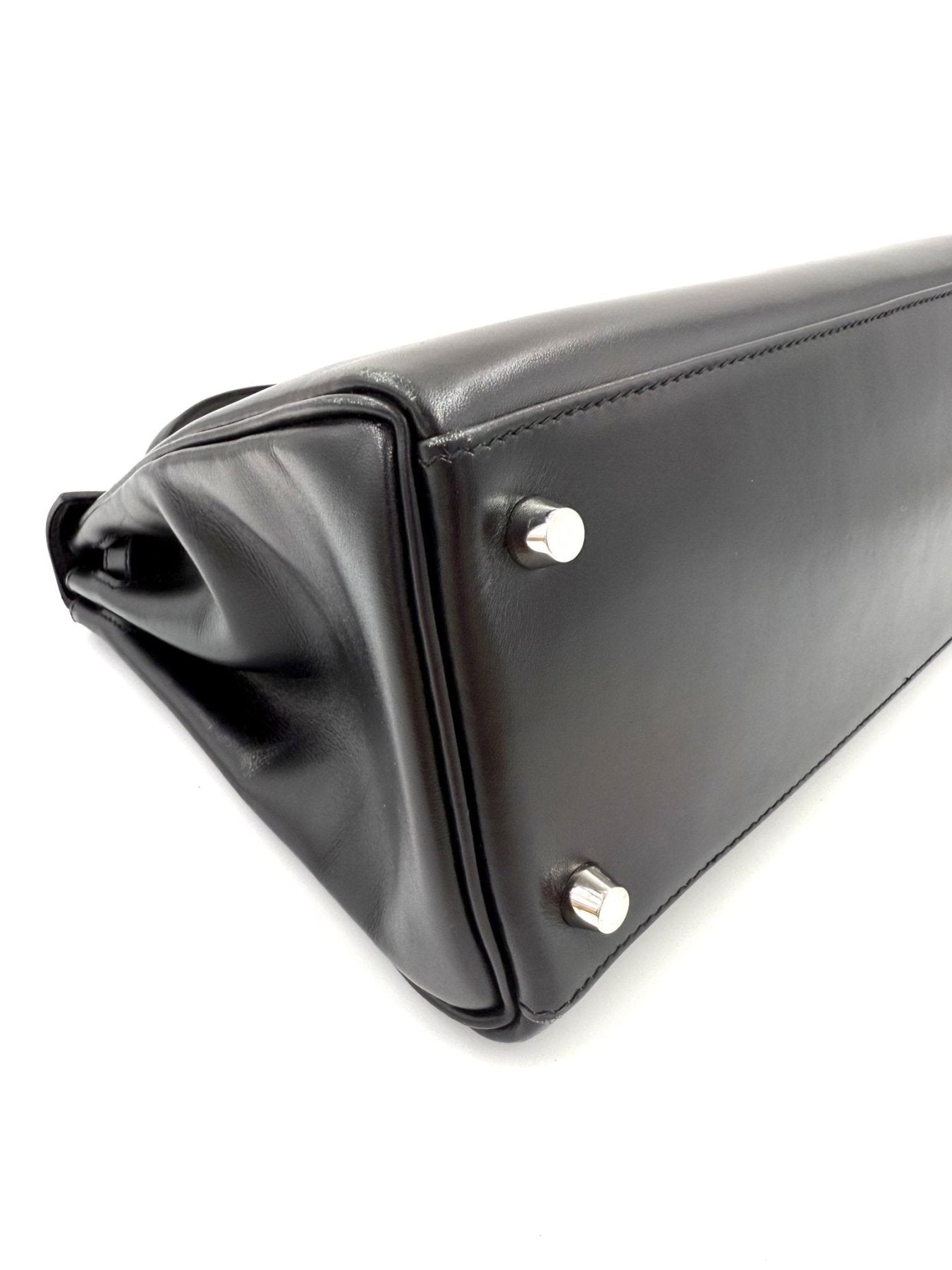 Hermes Kelly 28 Vintage Tasche in schwarzem Boxleder, Nahaufnahme der Basis mit silbernen Metallfussen