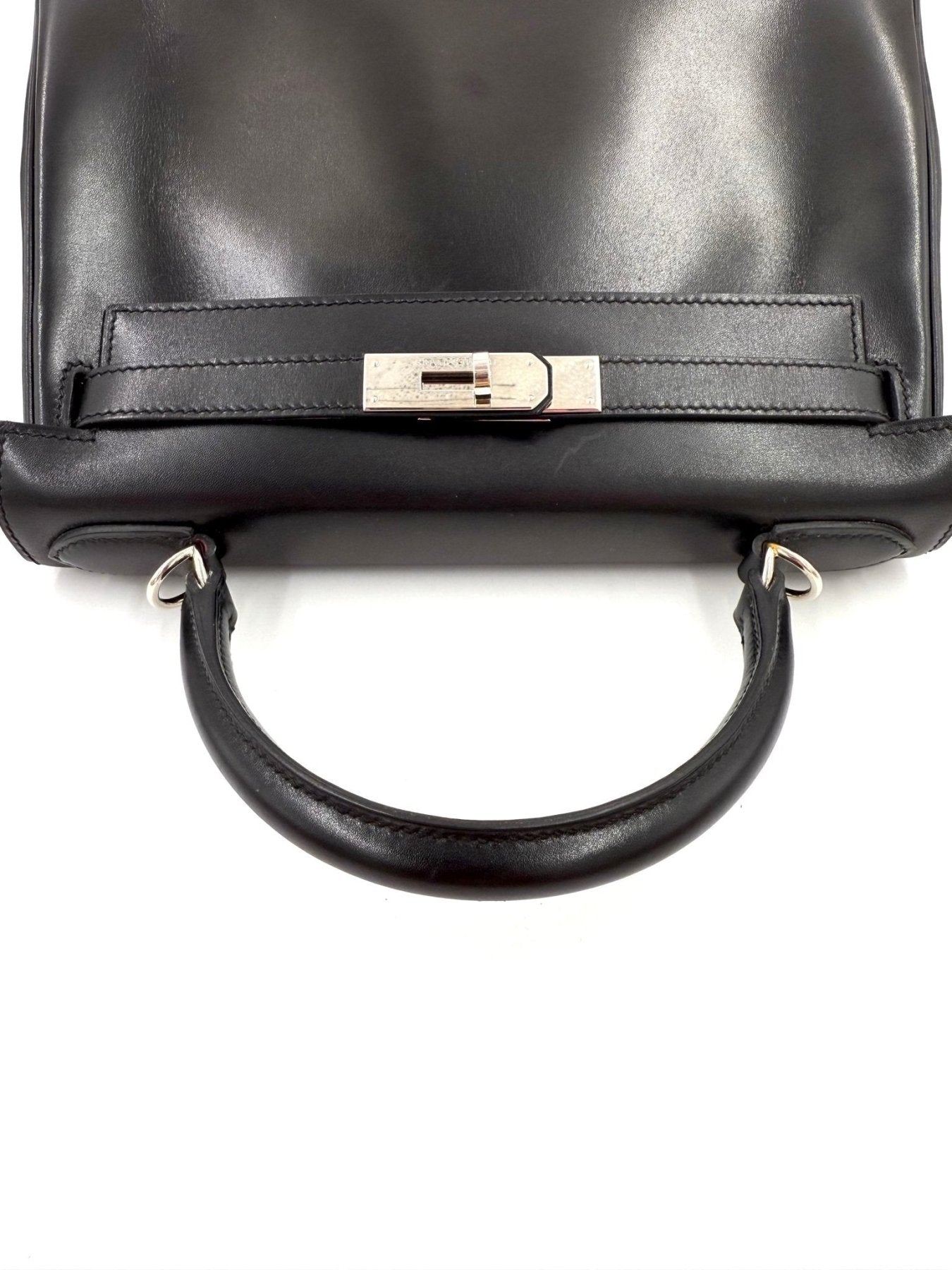 Hermes Kelly 28 Handtasche in schwarzem Boxleder mit Palladium-Verschluss und charakteristischem Tragegriff