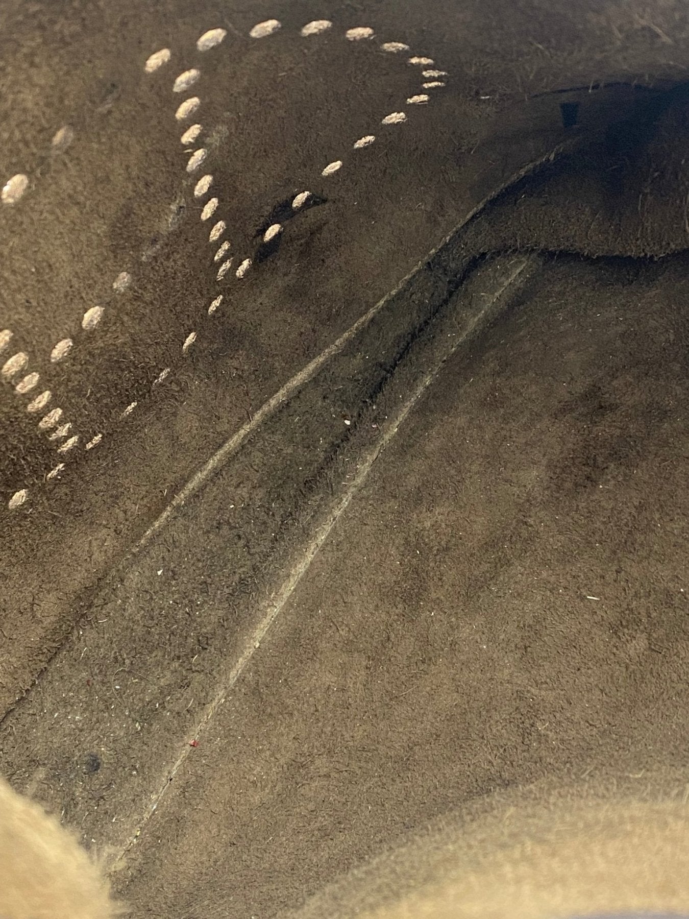 Detailaufnahme der HERMÈS Evelyne 33 Tasche in dunkelbraun mit charakteristischem perforiertem H-Logo auf Clemence Leder