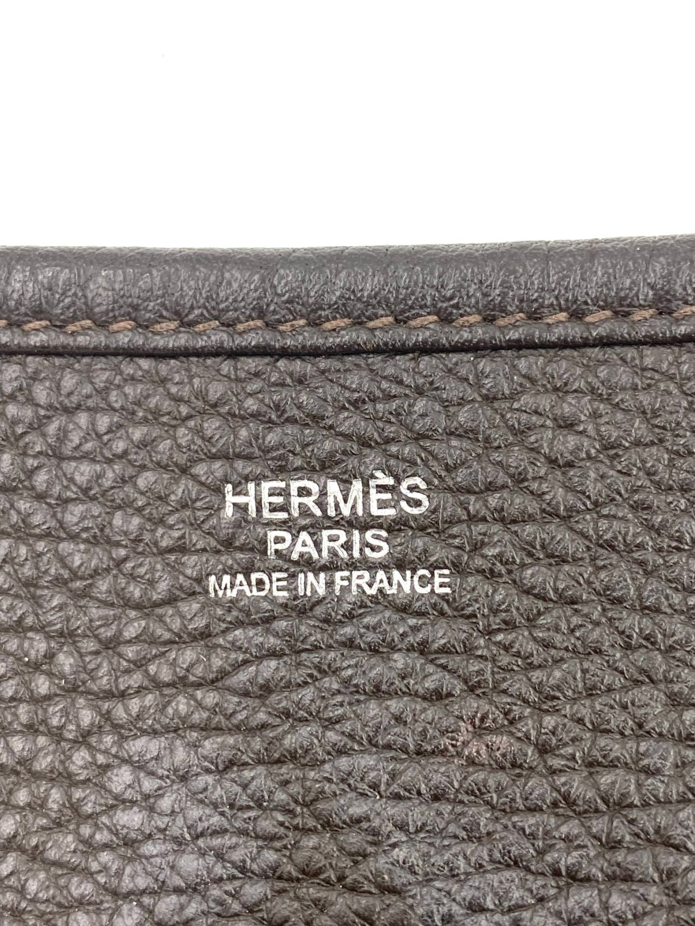HERMES Evelyne 33 Markenstempel auf dunkelbraunem Clemence Leder, Made in France Pragung in Silber