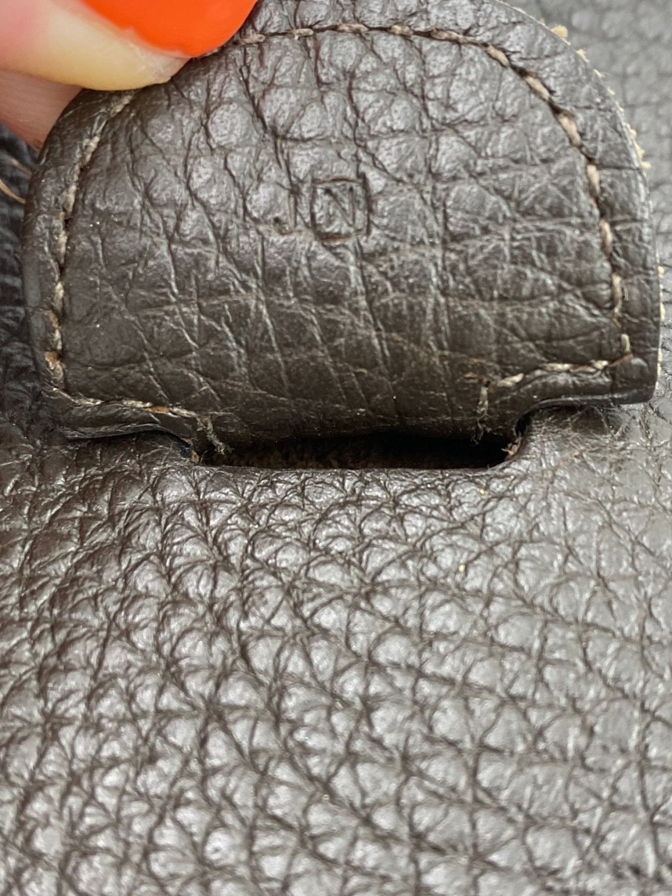 Detailaufnahme der HERMÈS Evelyne 33 Tasche in dunkelbraunem Clemence Leder mit charakteristischer Lederstruktur