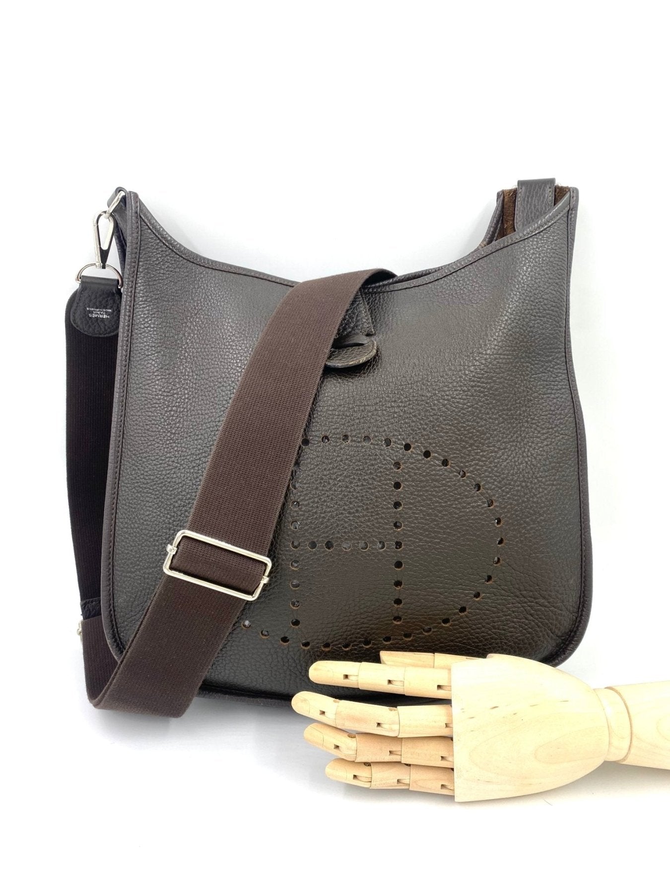 HERMES Evelyne 33 Tasche in dunkelbraunem Clemence Leder mit perforiertem H-Logo und verstellbarem Schulterriemen