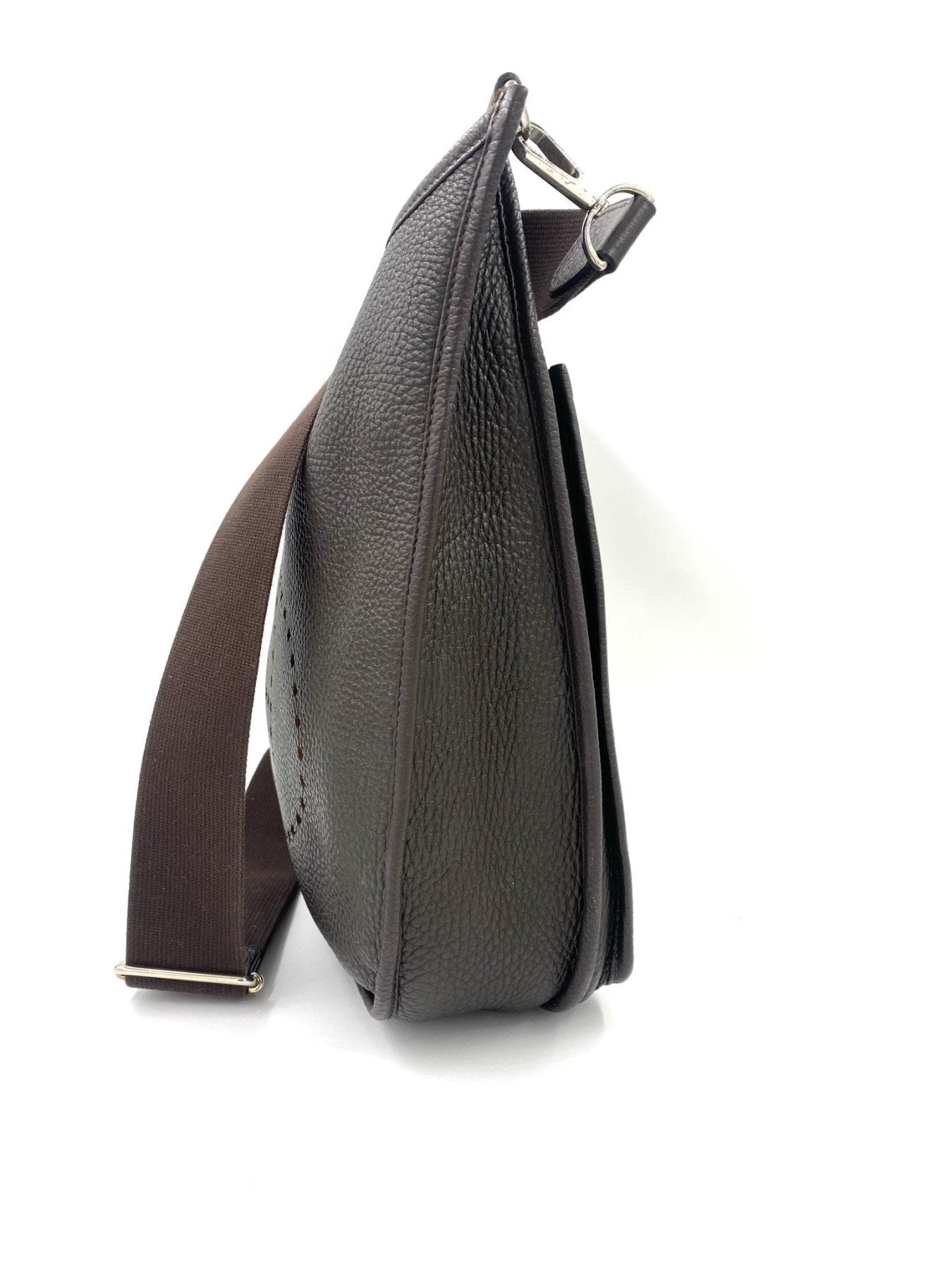 HERMES Evelyne 33 Tasche in dunkelbraunem Clemence Leder mit verstellbarem Schulterriemen und perforiertem H-Logo
