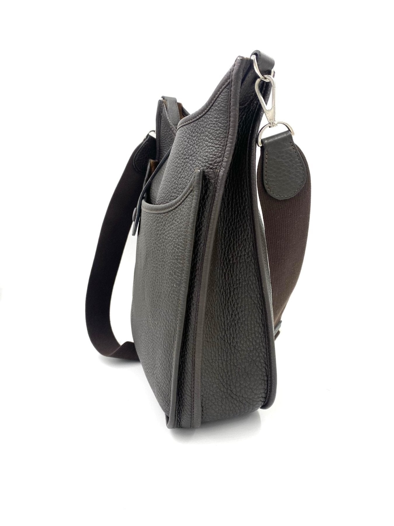 HERMES Evelyne 33 Tasche in dunkelbraunem Clemence Leder mit verstellbarem Schulterriemen und silberfarbener Hardware
