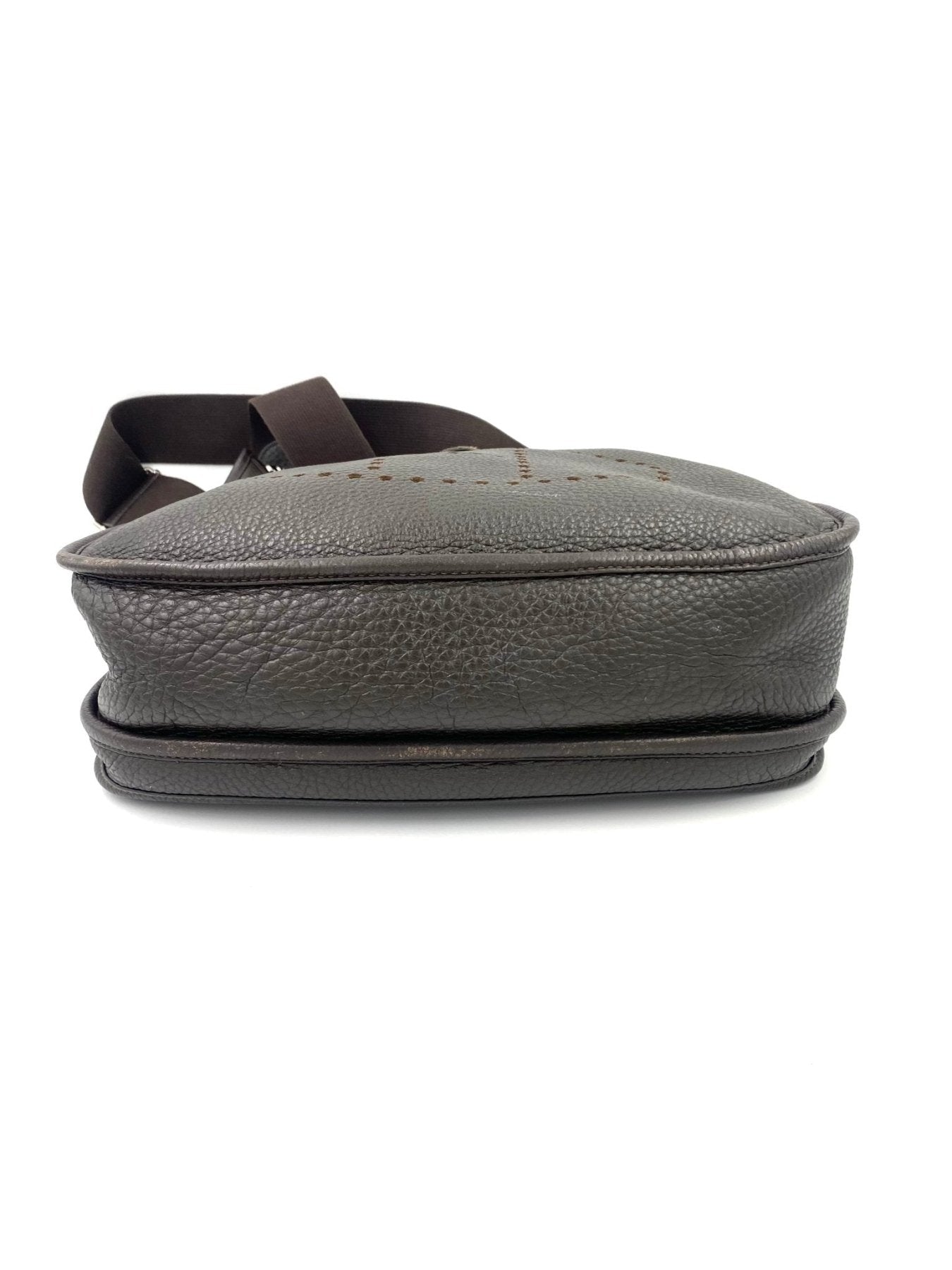 HERMES Evelyne 33 Tasche in dunklem Schokoladenbraun aus Clemence Leder, Seitenansicht mit verstellbarem Schulterriemen