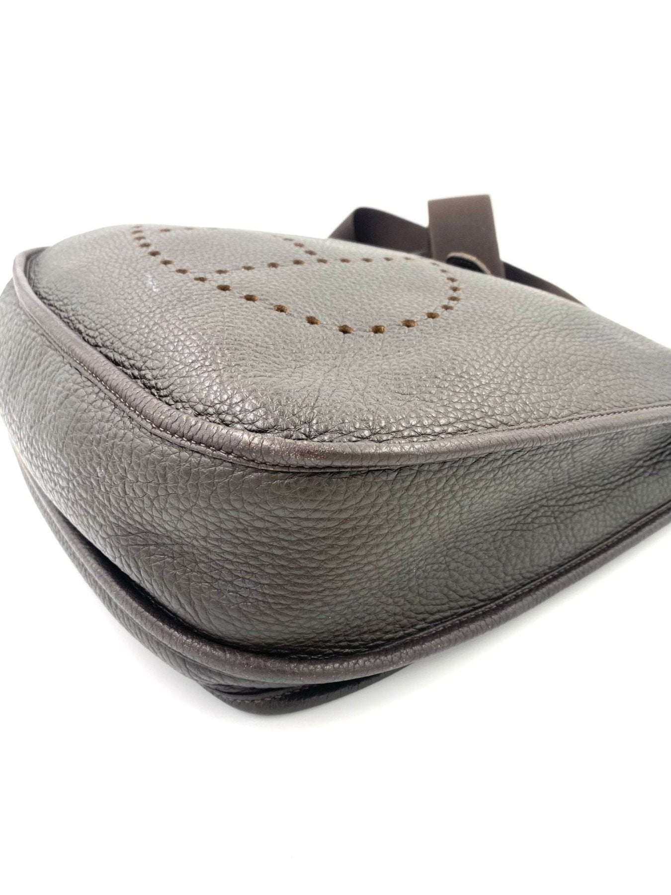 Hermes Evelyne 33 Tasche in dunkelbraunem Clemence Leder mit perforiertem H-Logo und verstellbarem Schulterriemen