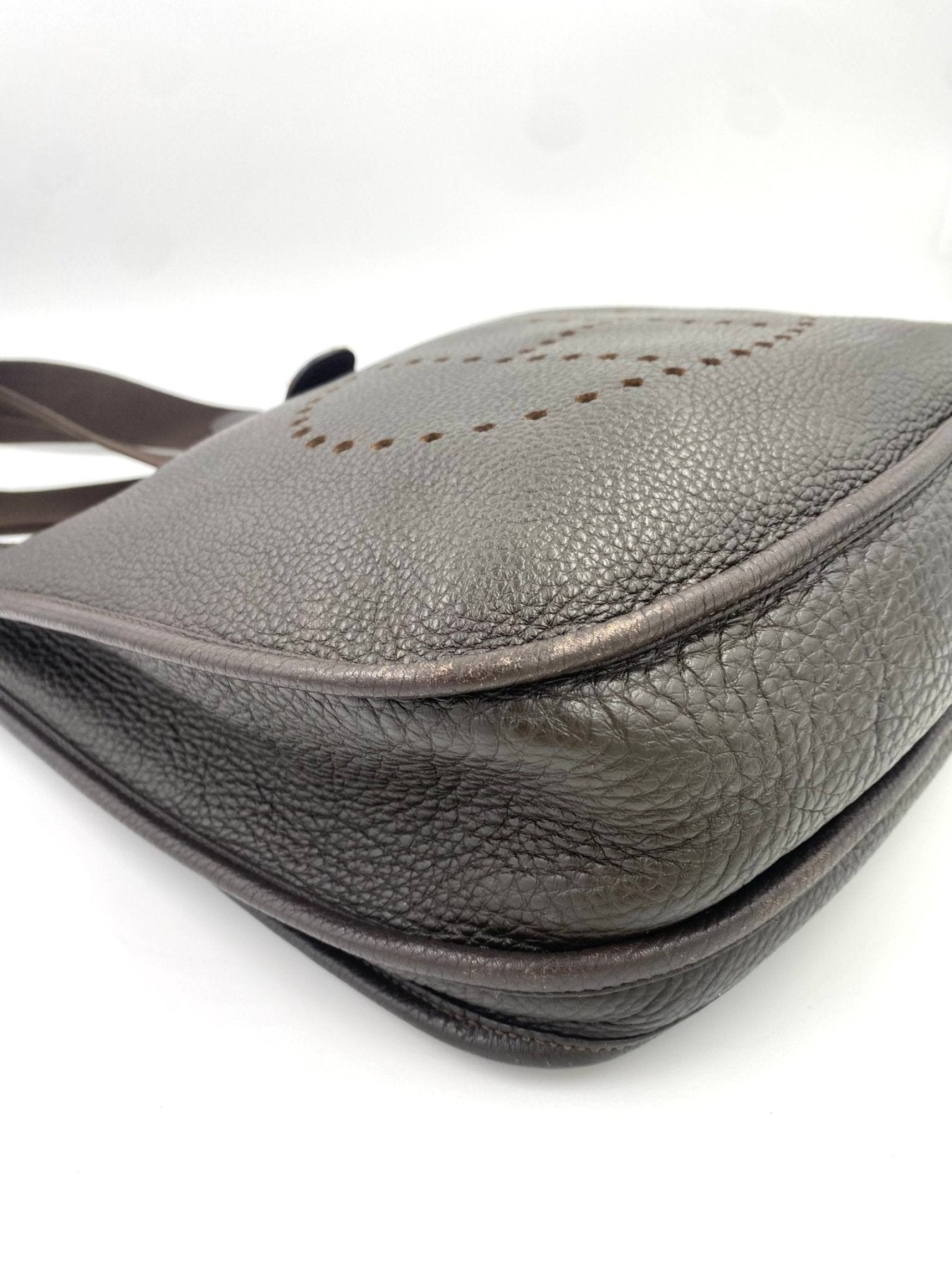 HERMES Evelyne 33 Handtasche in dunkelbraunem Clemence Leder mit perforiertem H-Logo und verstellbarem Schulterriemen