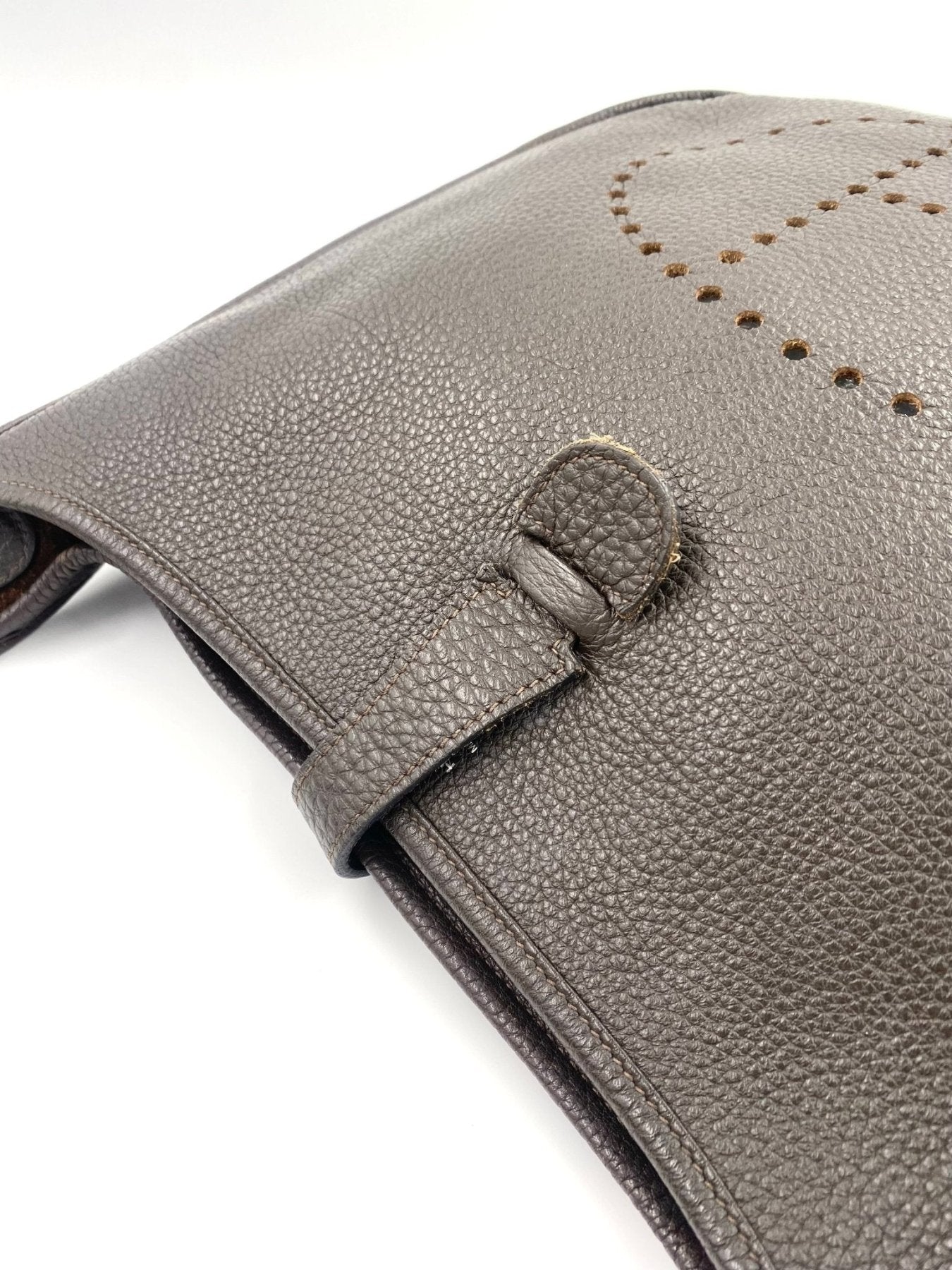 HERMÈS Evelyne 33 Handtasche in dunklem Schokoladenbraun aus Clemence Leder mit perforiertem H-Detail und Palladium Hardware