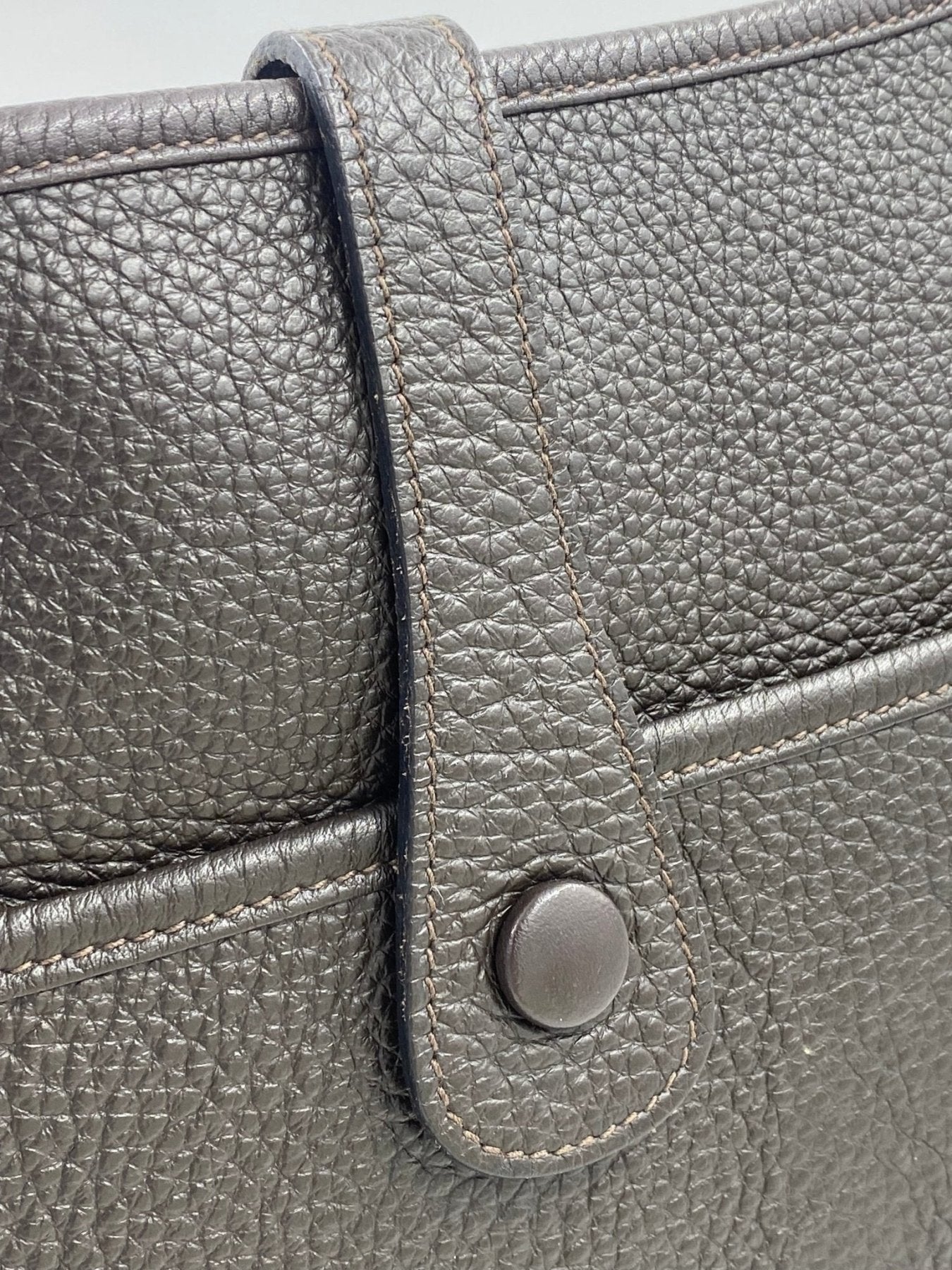 Hermes Evelyne 33 Tasche in dunklem Schokoladenbraun aus Clemence Leder mit charakteristischer Druckknopf-Verschlussdetail