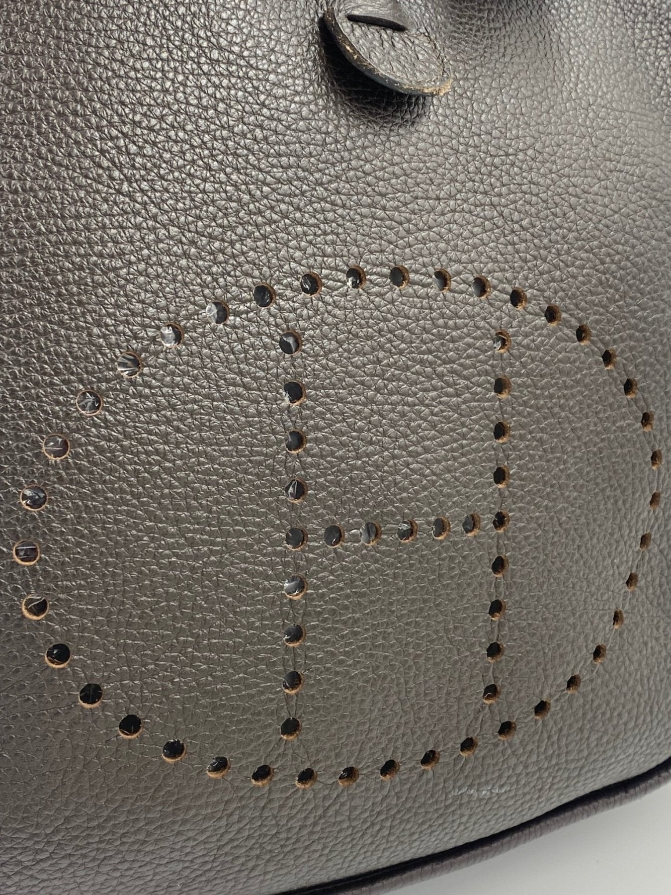 Hermes Evelyne 33 Tasche in dunkelbraunem Clemence Leder mit perforiertem H-Logo Detail und charakteristischer Lederstruktur