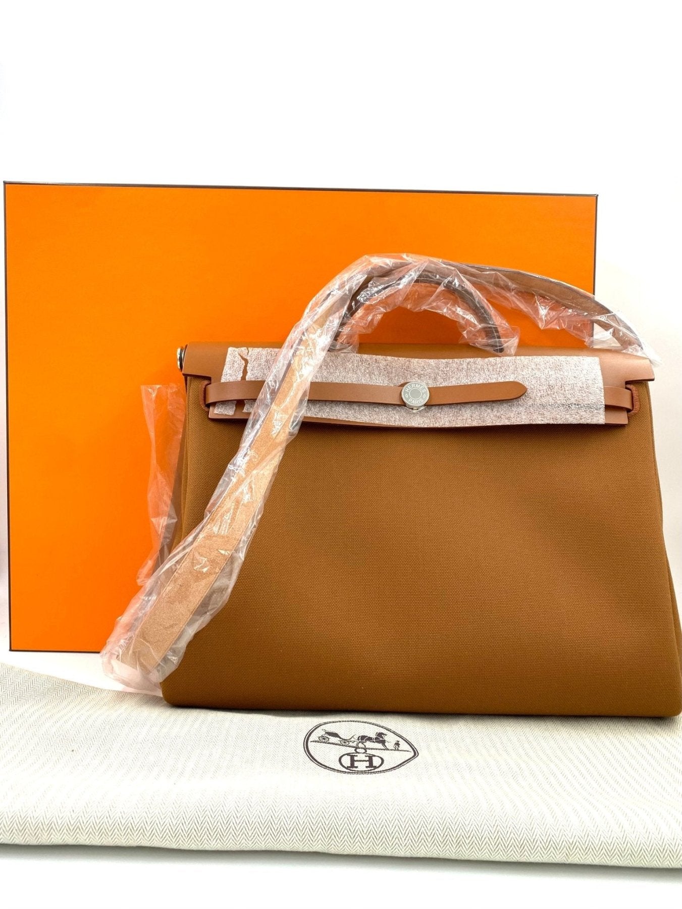 Neue HERMES Herbag Messenger 39 in Fauve mit Originalverpackung, Stoff-Leder-Kombination und Palladium Hardware