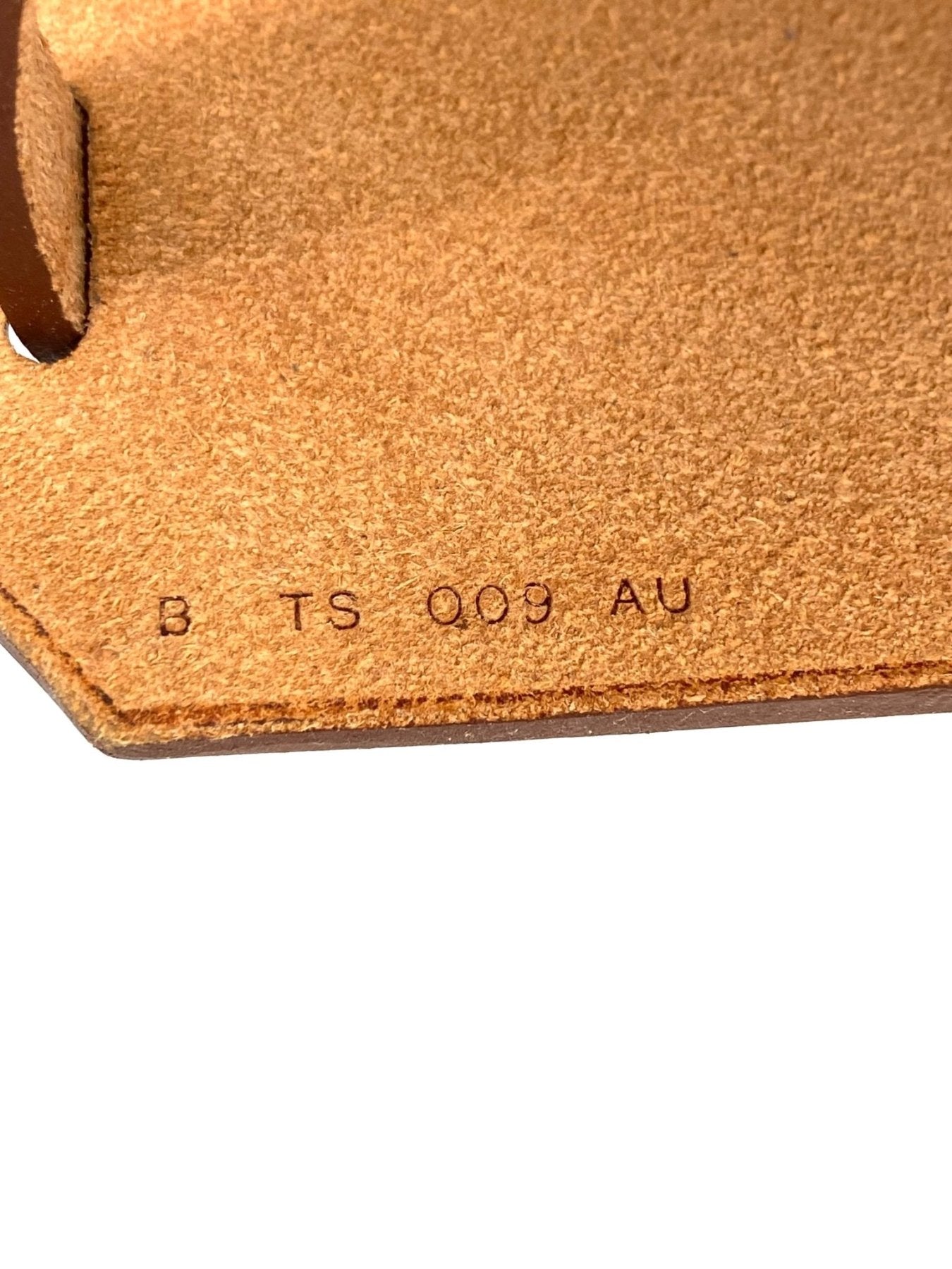 Nahaufnahme des Herstellerstempels der HERMES Herbag Messenger 39 auf hellbraunem Leder mit Seriennummer B TS 009 AU