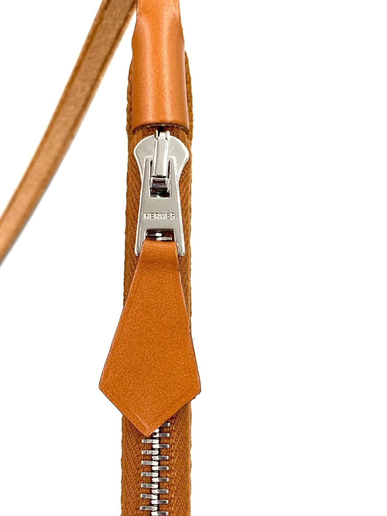 HERMES Herbag Messenger 39 in Fauve Leder, Nahaufnahme des silbernen Reissverschlusses mit Logo und Lederdetails
