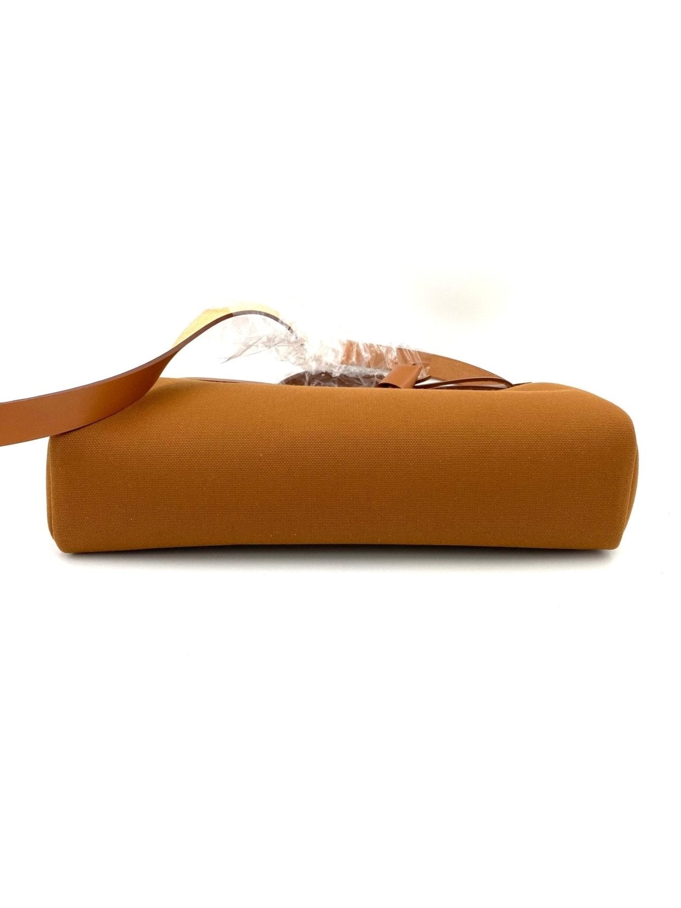 HERMES Herbag Messenger 39 in braun, Seitenansicht zeigt die elegante Struktur und Lederdetails der Tasche