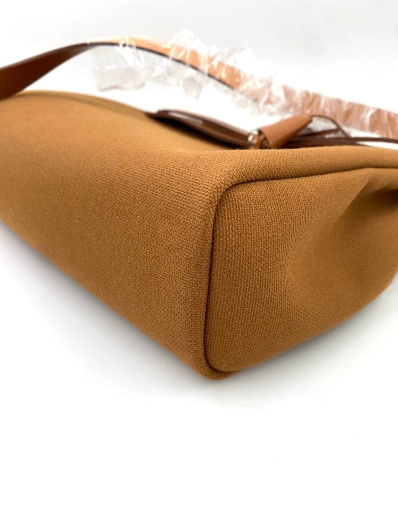 Hermes Herbag Messenger 39 in Fauve Leder und Stoff, Nahaufnahme der Basis mit originalem Schutzfolie