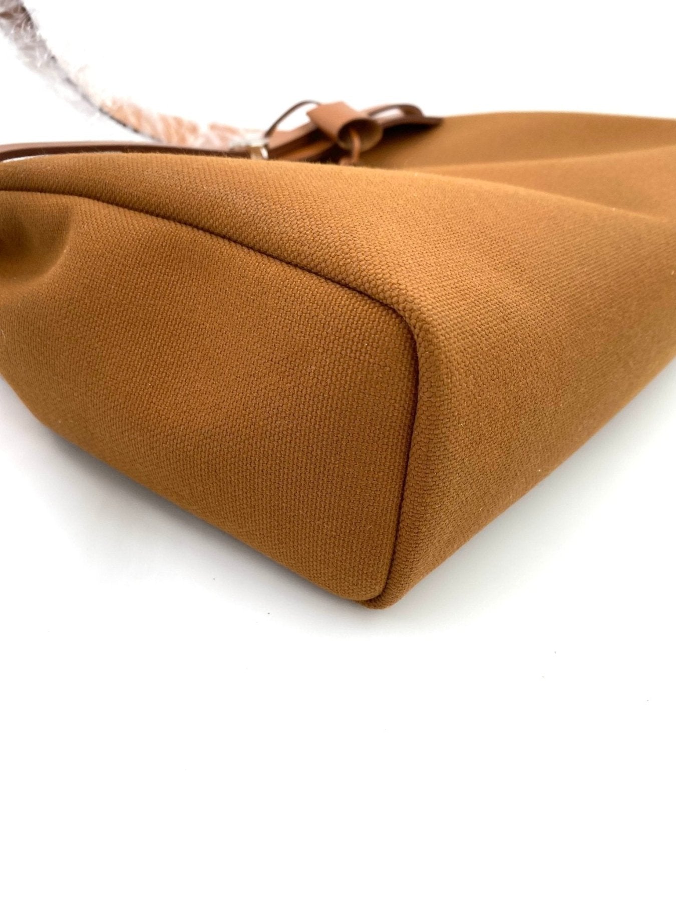 HERMES Herbag Messenger 39 in Fauve, Nahaufnahme der strukturierten Stoffoberfläche und Lederdetails in warmem Braun