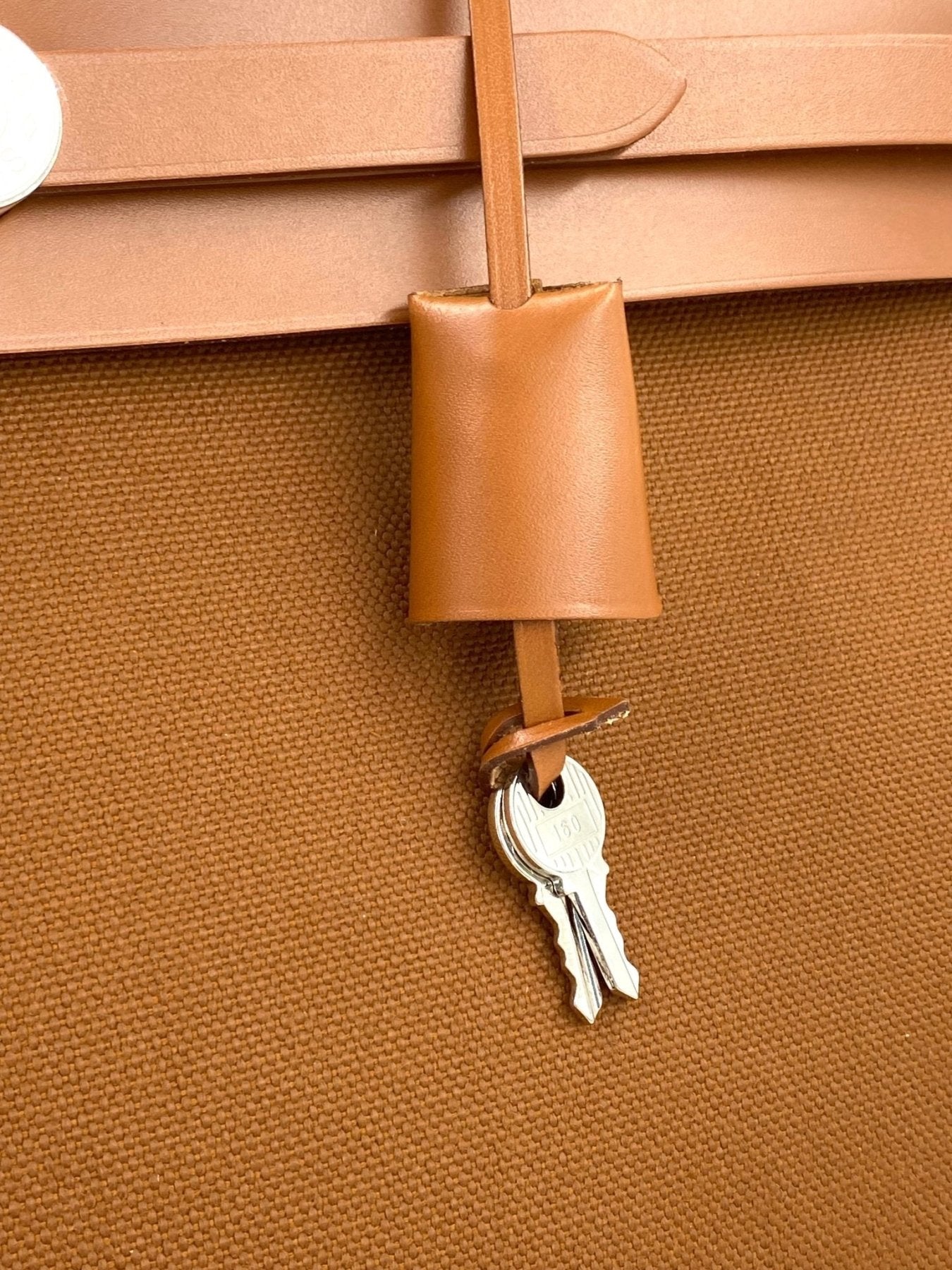 Hermes Herbag Messenger 39 Tasche in Fauve, Detailaufnahme des Lederschlussels mit Clochette und Palladium Hardware