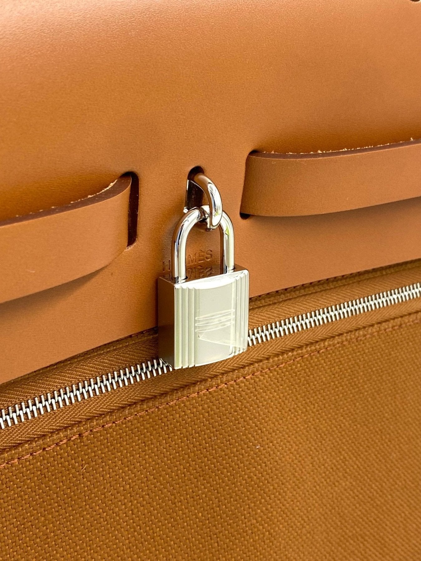 HERMES Herbag Messenger 39 in Fauve Leder und Stoff mit Palladium Schloss, Nahaufnahme des Verschlusssystems