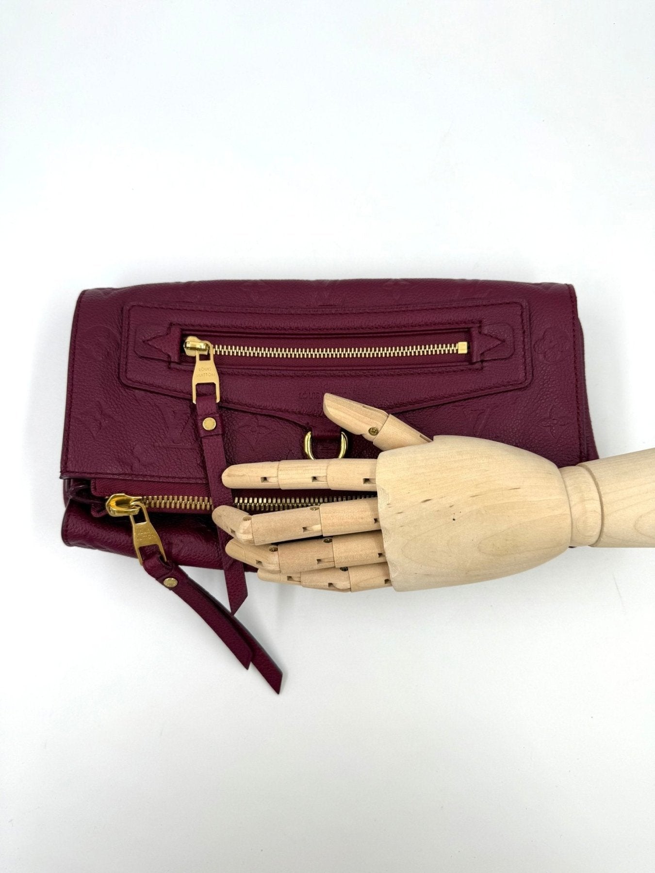 Louis Vuitton Petillante Monogram Empreinte Handtasche in Bordeauxrot mit goldenen Reissverschlüssen und Praegung