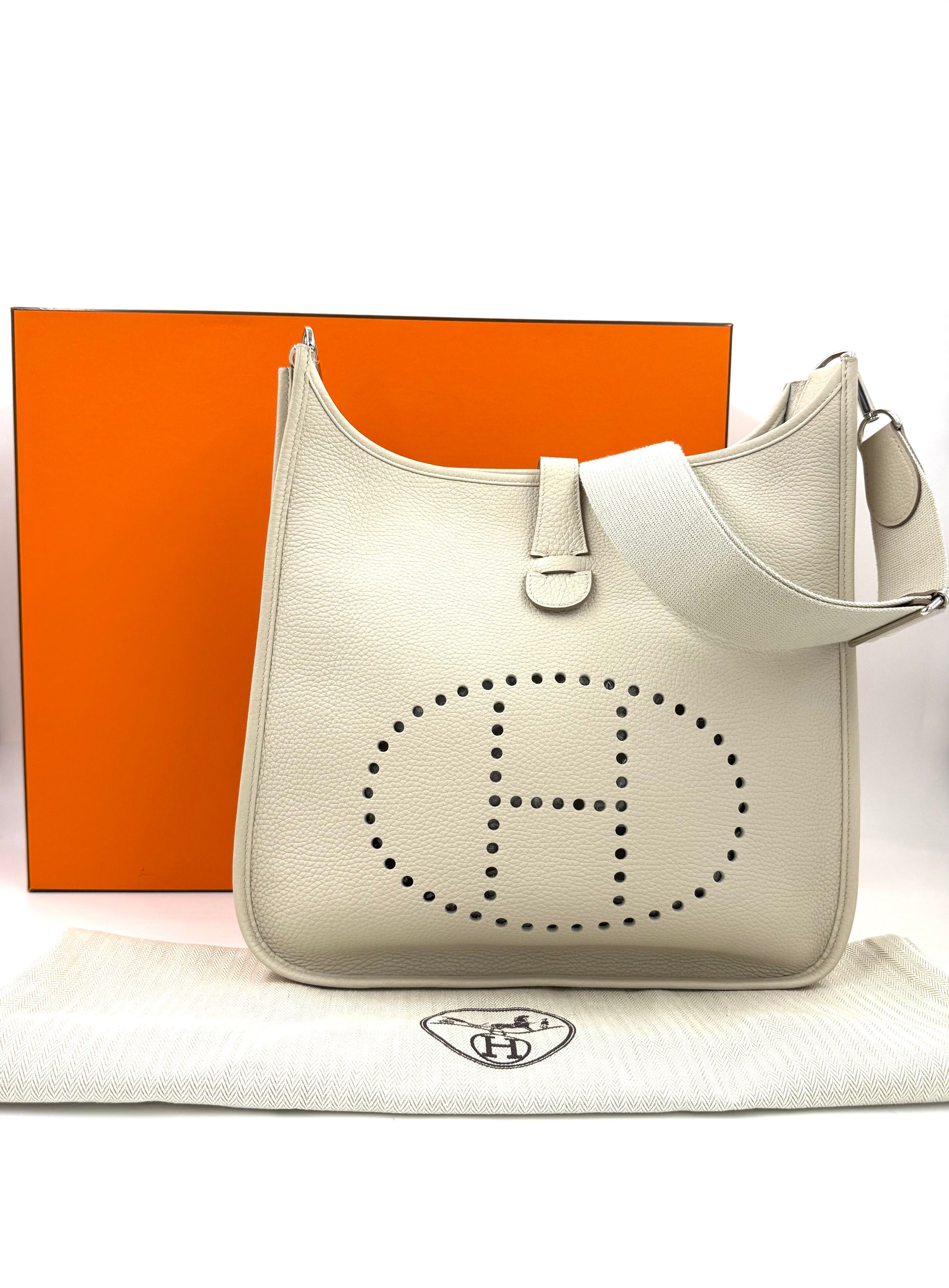 HERMÈS Evelyne 33 Beton Clemenceleder, Luxustasche aus hochwertigem Taurillon-Leder mit verstellbarem Schulterriemen.