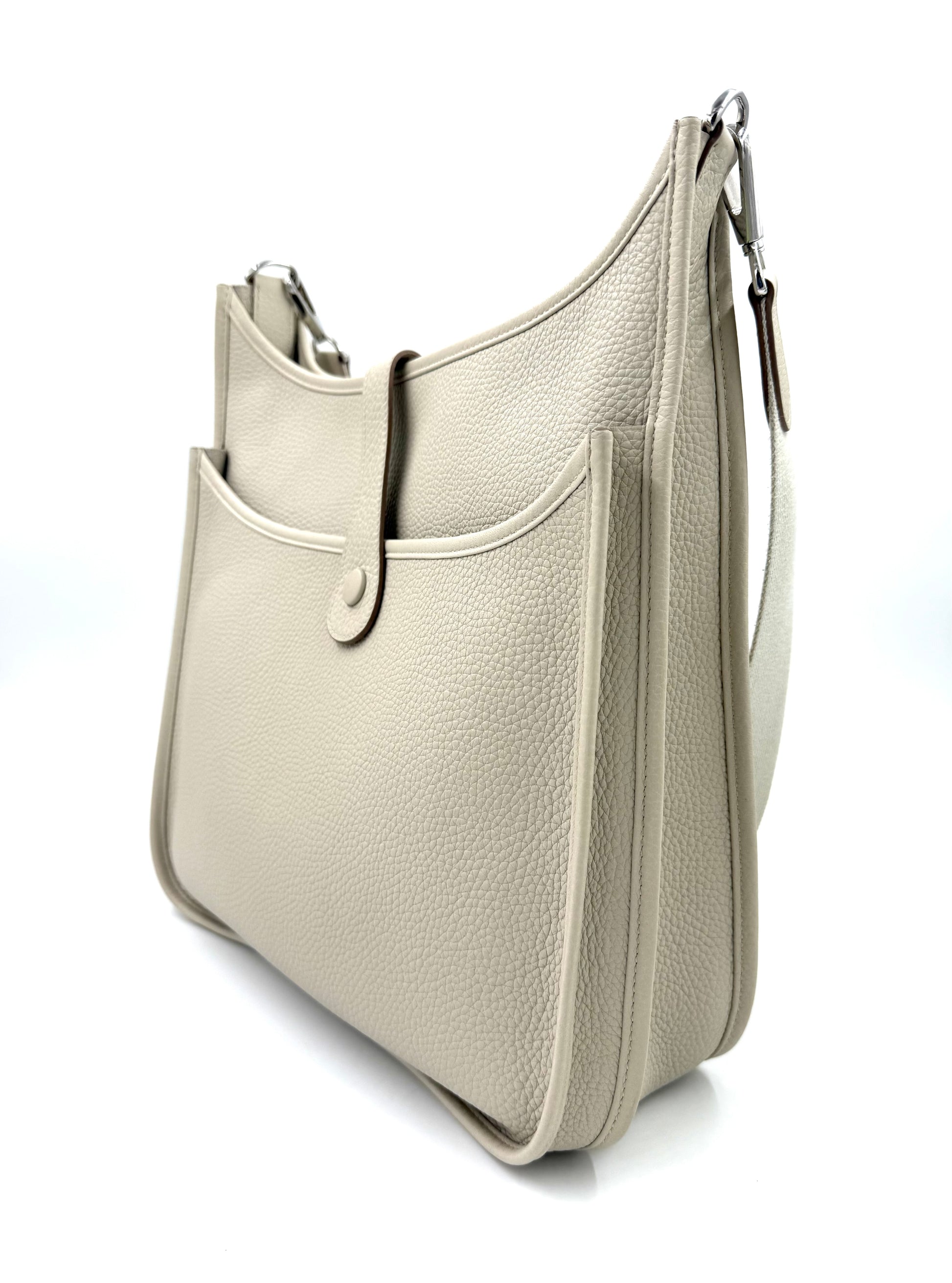 HERMÈS Evelyne 33 Beton Clemenceleder, elegante Luxustasche aus hochwertigem Taurillon-Leder, praktischer Fronttasche und verstellbarem Schulterriemen.