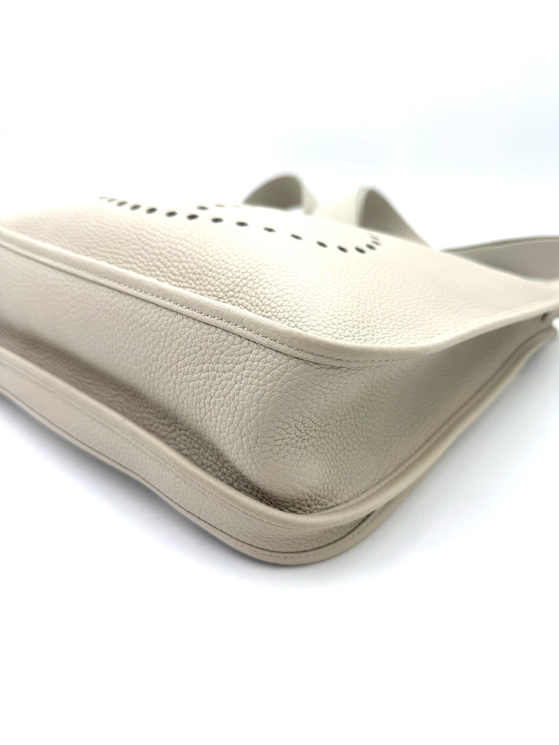 Nahaufnahme der Hermès Evelyne 33 Beton Clemenceleder Tasche mit perforiertem H und feinem Taurillon-Leder in sehr gutem Zustand.