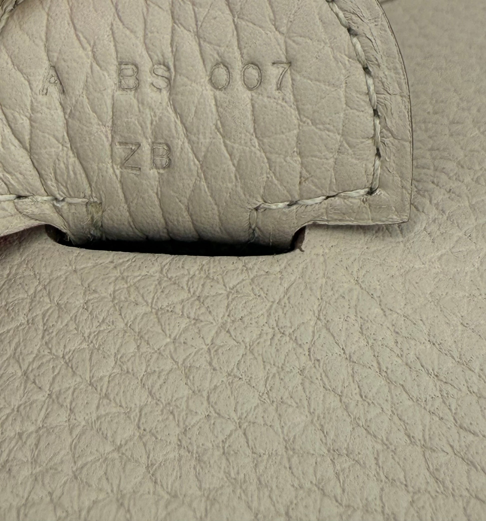 HERMÈS Evelyne 33 Beton Clemenceleder Detailaufnahme des hochwertigen Taurillon Leders und Prägestempels.