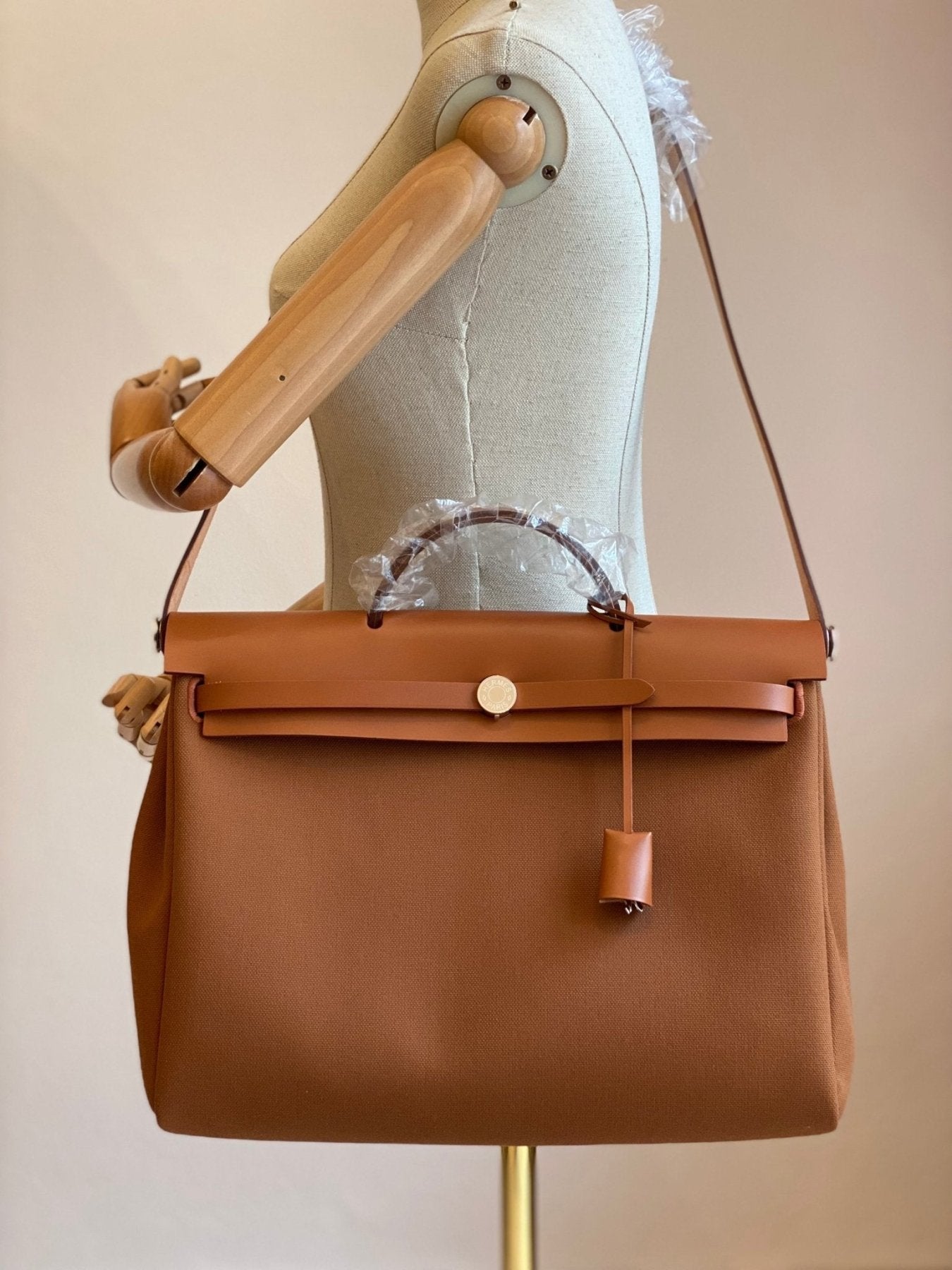 Hermes Herbag Messenger 39 in hellbraunem Leder und Stoff auf Schneiderpuppe, mit Schulterriemen und Palladiumverschluss