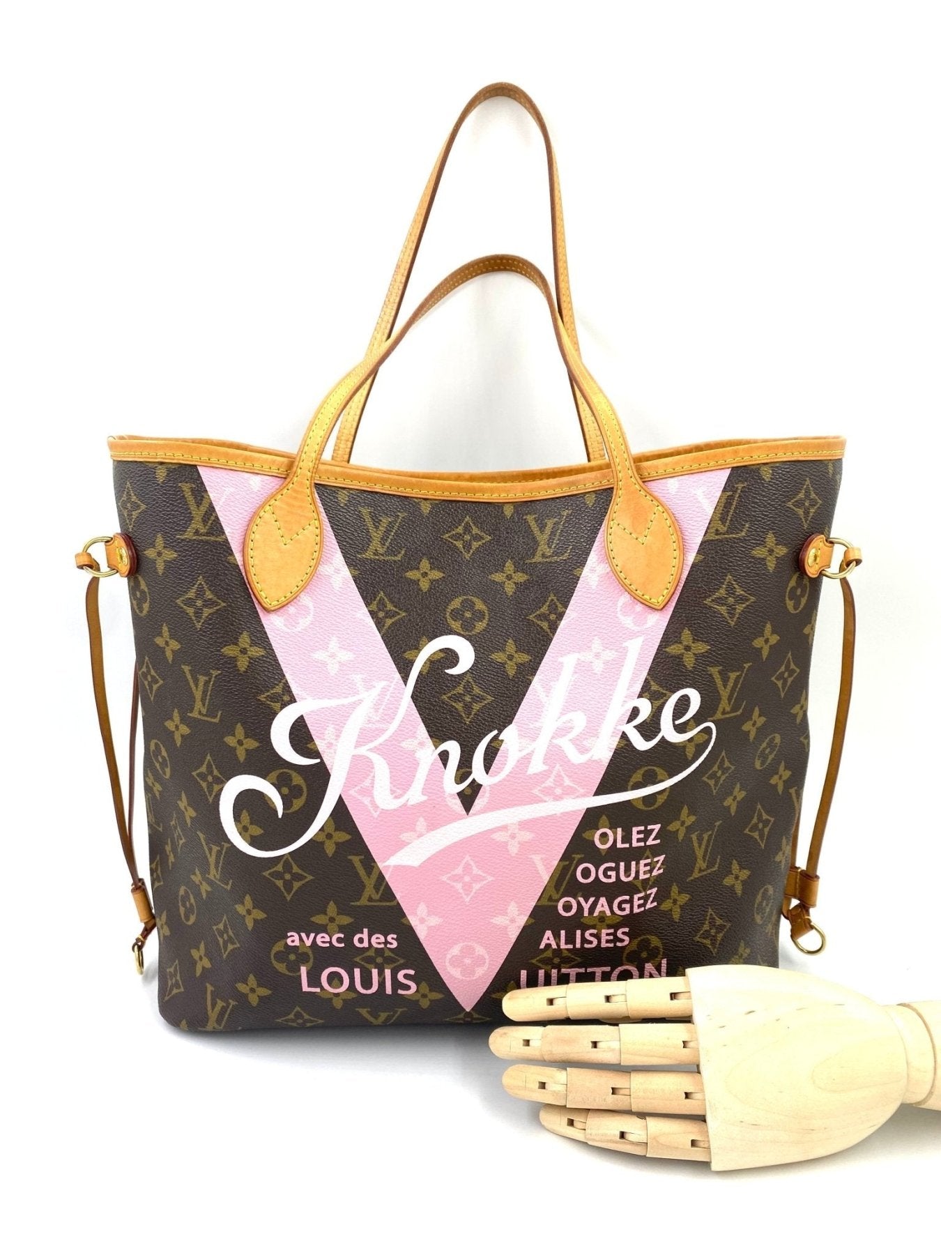 Louis Vuitton Neverfull MM V Knokke Handtasche in Monogram Canvas mit rosa V-Logo und braunen Ledergriffen