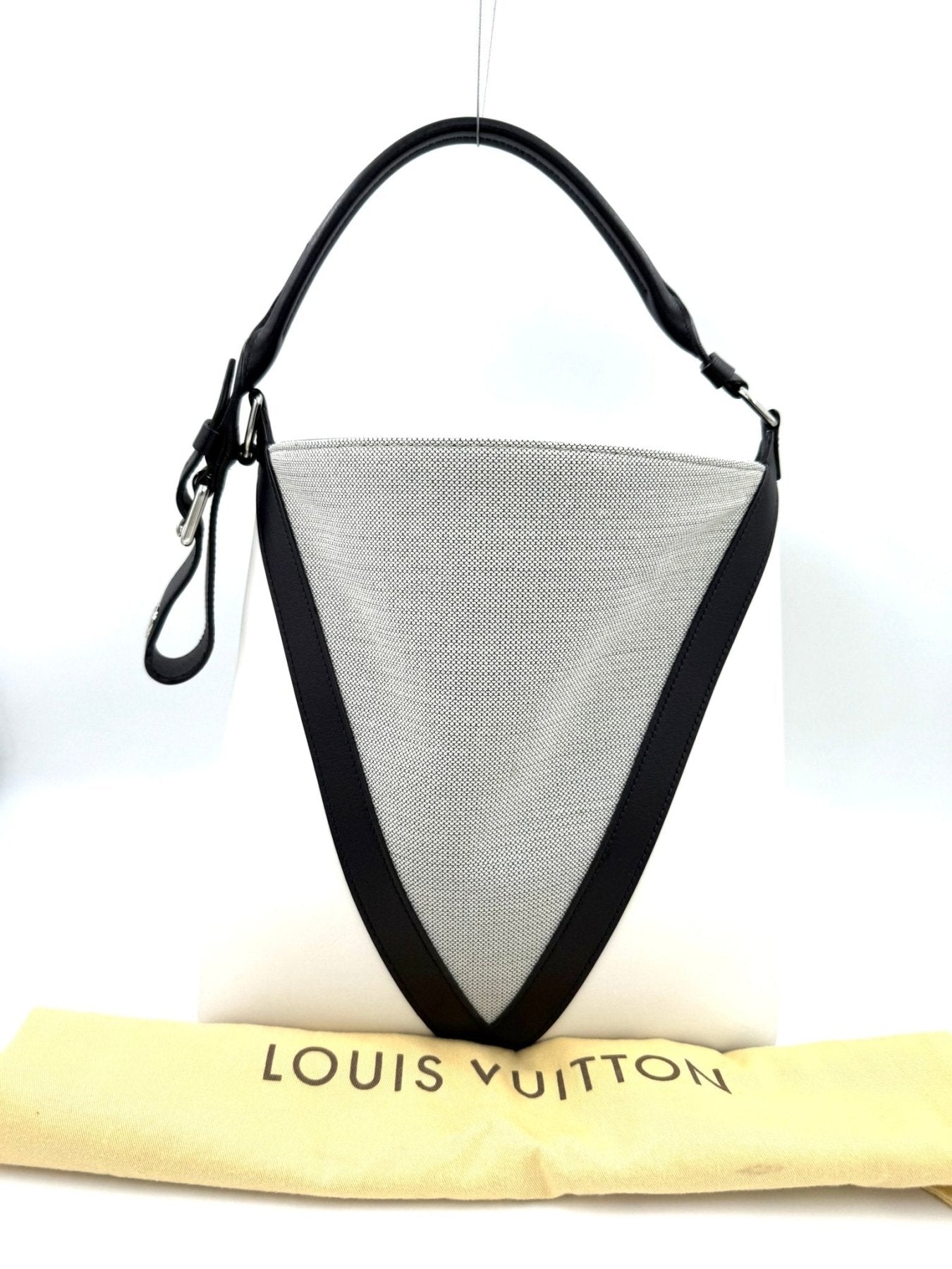 Louis Vuitton Hobo V Tasche in weiss-schwarz mit dreieckigem Design und silberfarbenen Beschlagen aus Leder