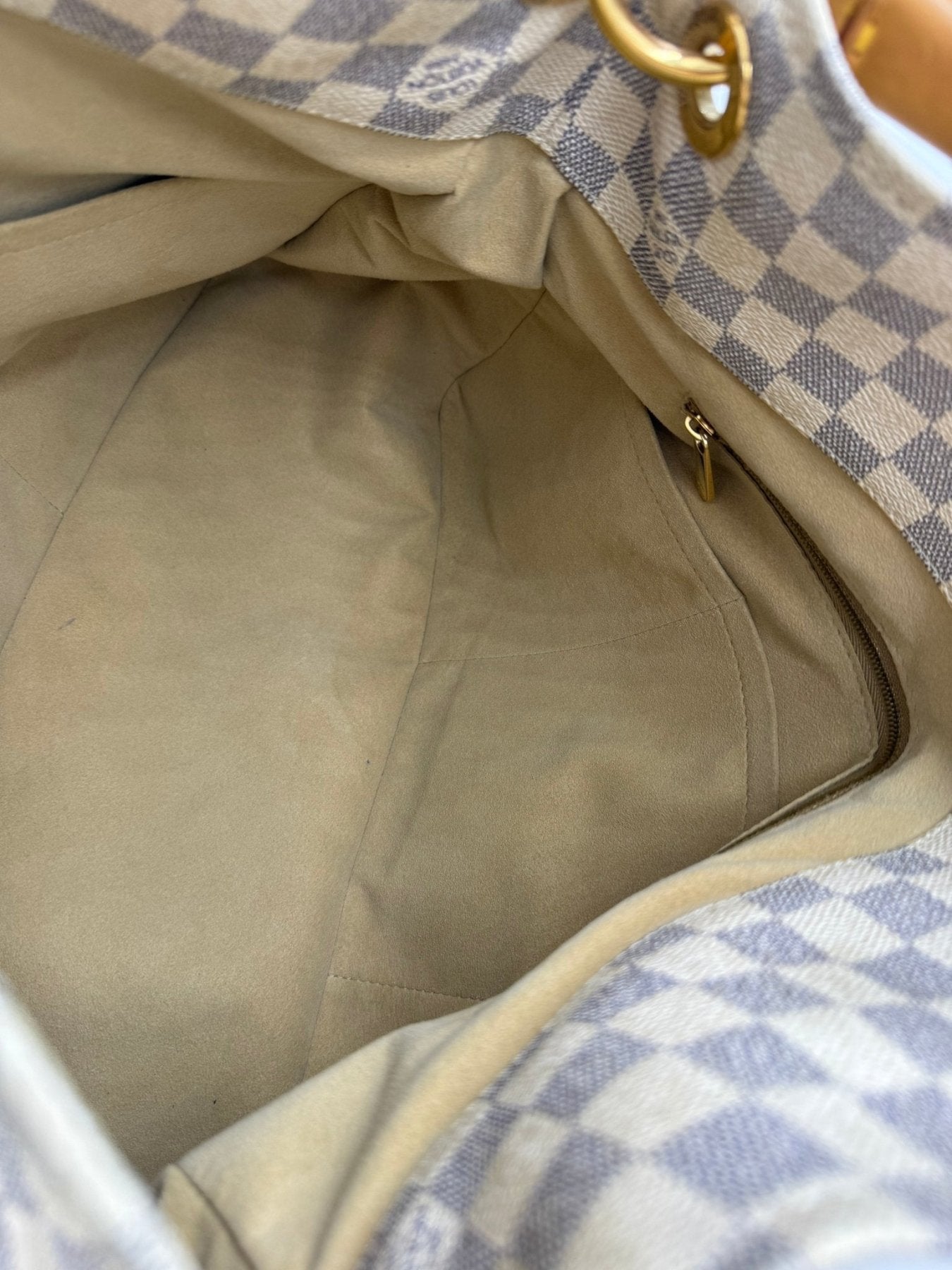 Louis Vuitton Artsy MM Damier Azur Handtasche mit beigem Innenfutter und Reissverschlussfach, Detailaufnahme des Innenraums