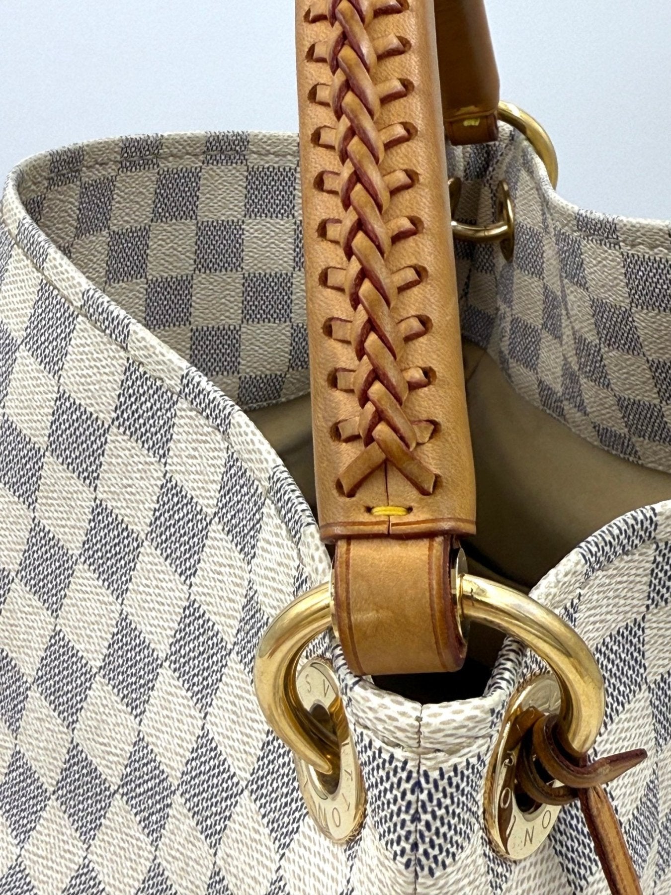 Louis Vuitton Artsy MM Damier Azur Tasche mit geflochtenem Ledergriff und Schachbrettmuster in Weiss und Azurblau