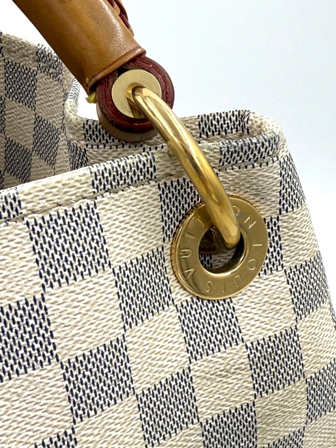 Louis Vuitton Artsy MM Damier Azur Handtasche mit geflochtener Henkel und Schachbrettmuster, Detail der Metallbeschlaege