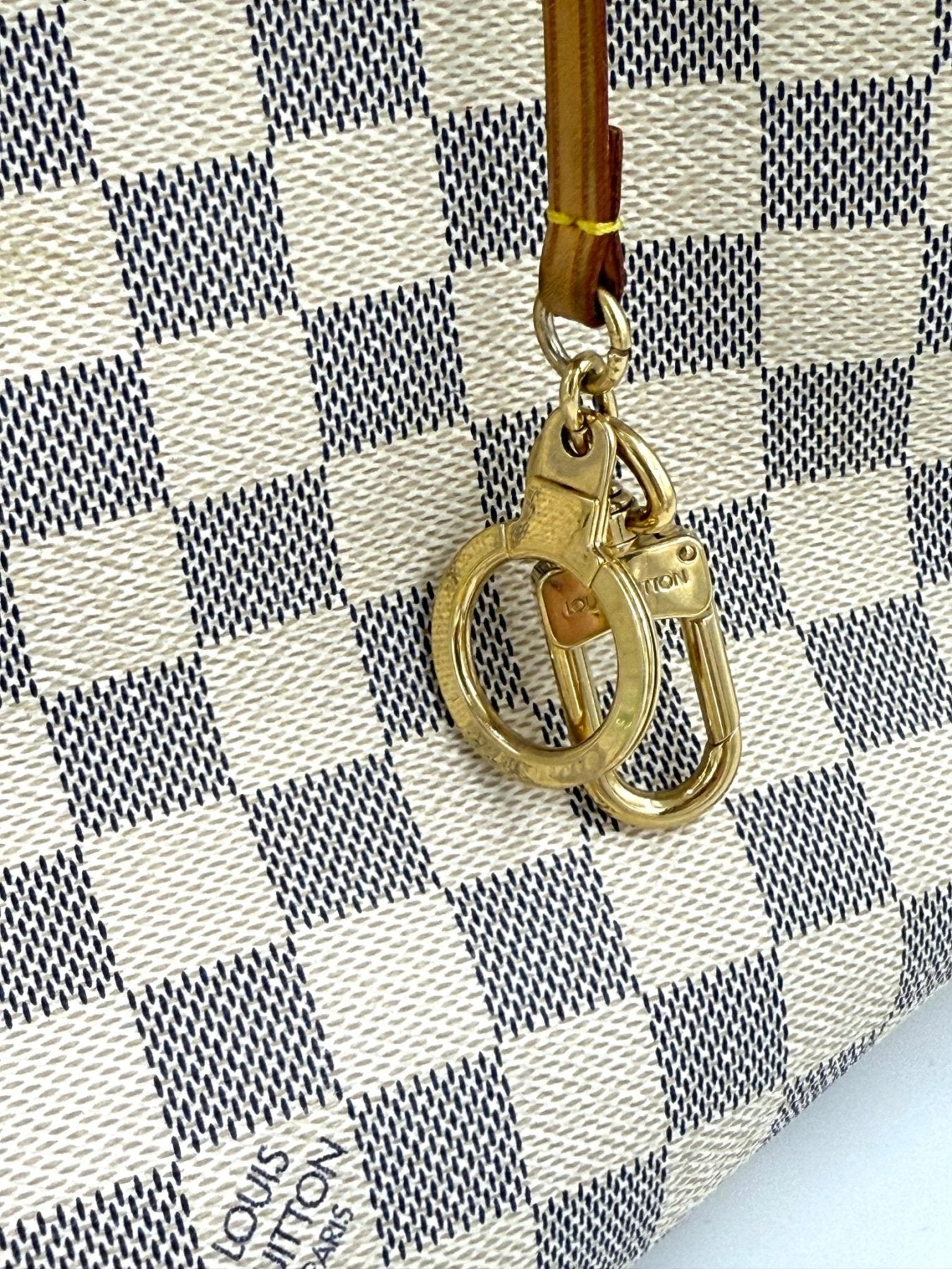 Louis Vuitton Artsy MM Damier Azur Tasche mit goldenem Schluesselanhaenger auf klassischem Schachbrettmuster in Weiss und Blau