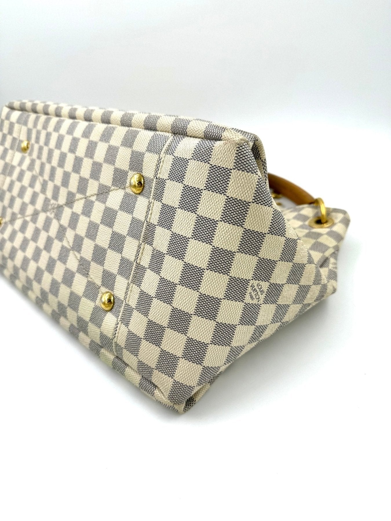 Louis Vuitton Artsy MM Damier Azur Handtasche in weiss-grauem Schachbrettmuster mit geflochtenem Ledergriff und goldenen Details