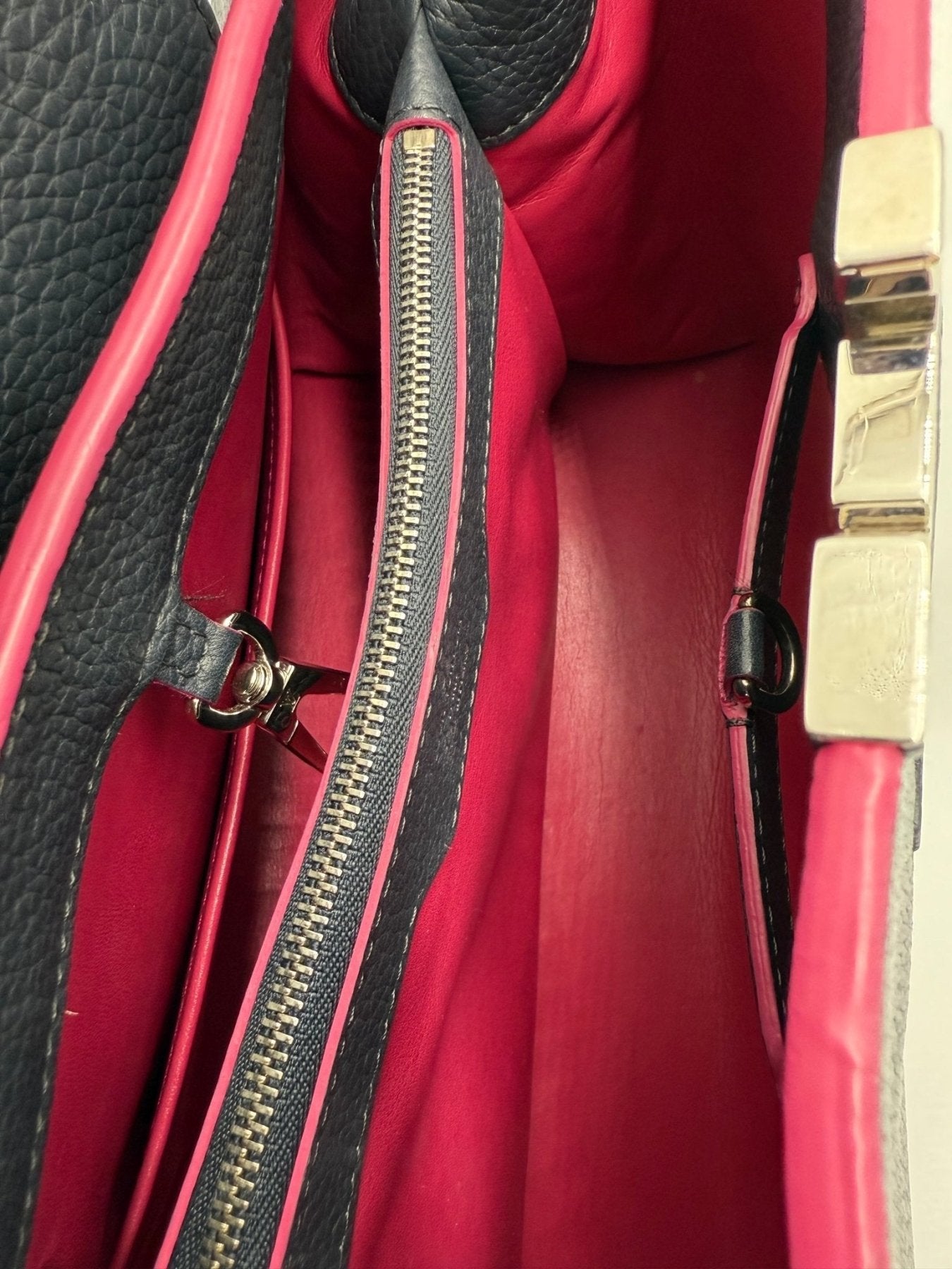 Louis Vuitton Capucines MM Handtasche in dunkelblauem Taurillon Leder mit rotem Innenfutter und goldfarbenen Details