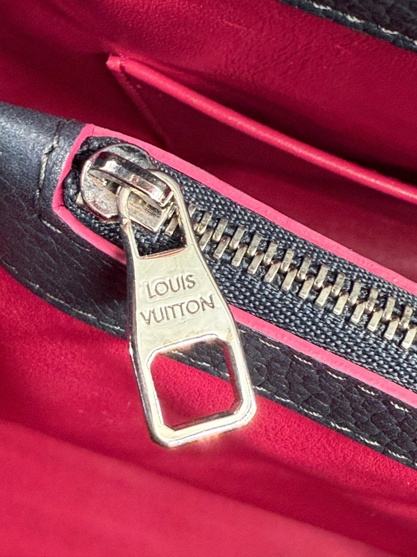 Goldener Louis Vuitton Reissverschluss-Zipper der Capucines MM Tasche mit rotem Innenfutter und schwarzem Lederbesatz