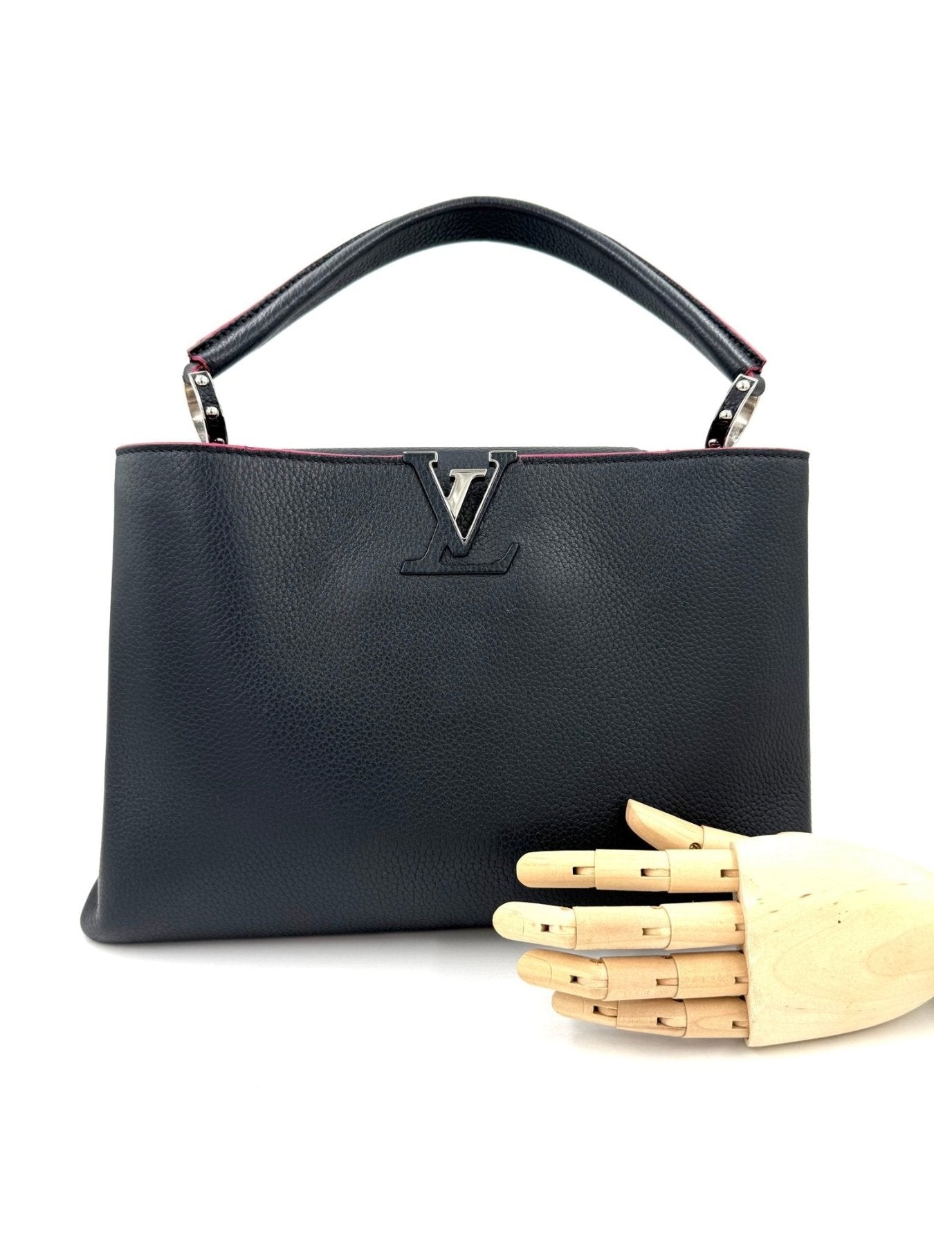 Louis Vuitton Capucines MM Handtasche in dunkelblauem Taurillon Leder mit charakteristischem LV-Logo und Golddetails.