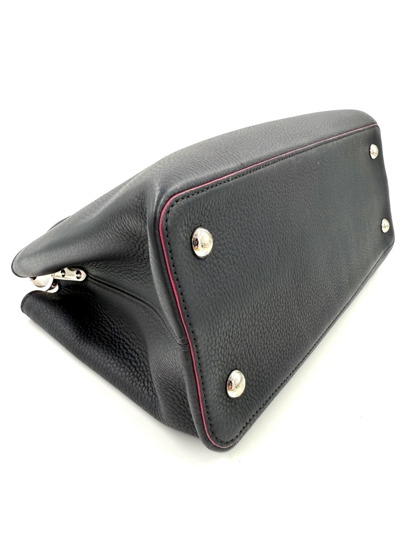 Louis Vuitton Capucines MM Handtasche in dunkelblauem Taurillon Leder mit silbernen Beschlagen und roter Kantenpaspel.