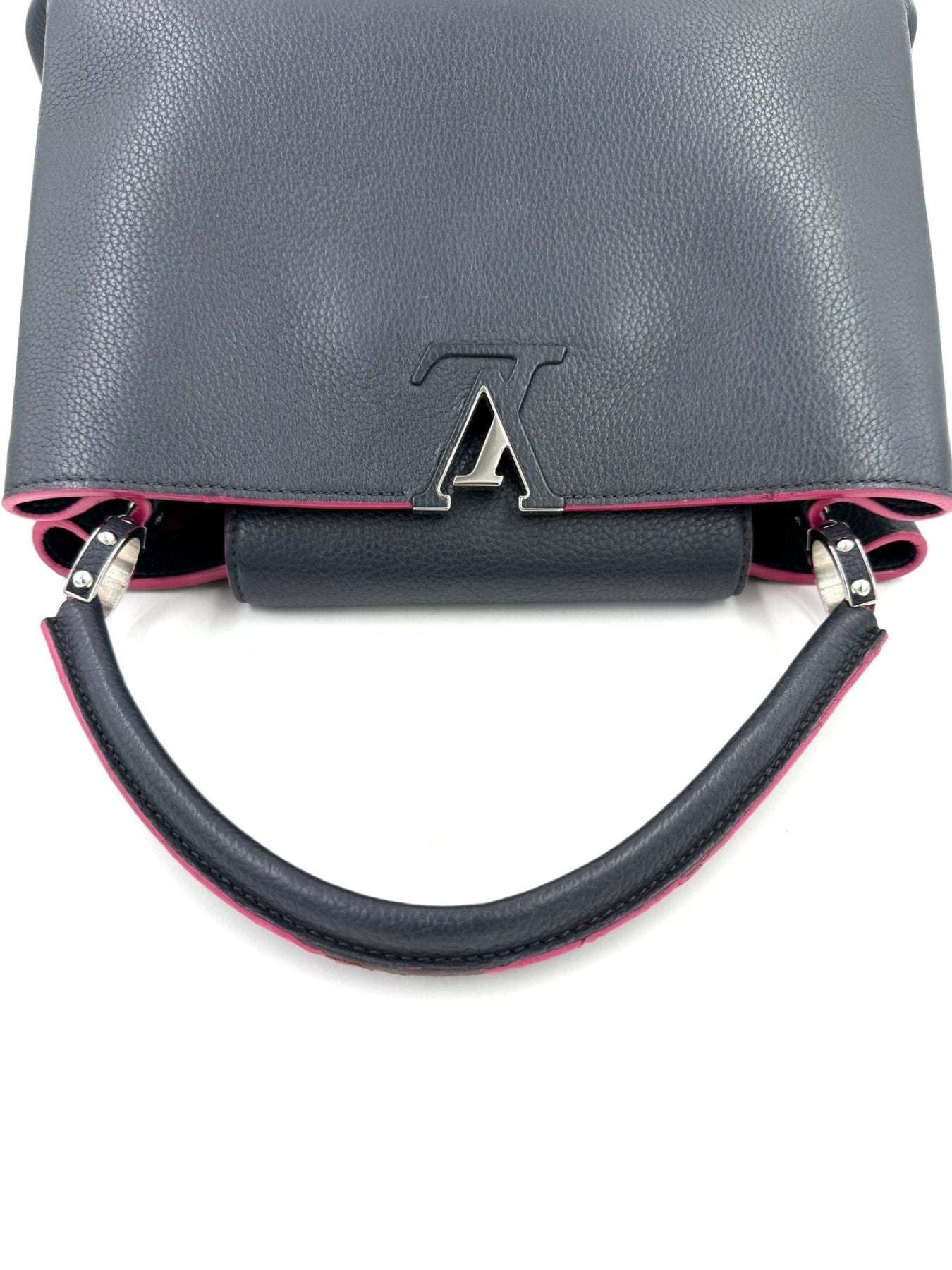 Louis Vuitton Capucines MM Handtasche in dunkelblauem Taurillon Leder mit LV-Logo und kontrastierendem rosa Futter