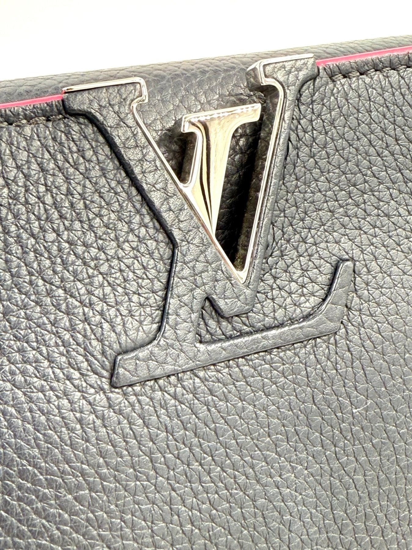 Louis Vuitton Capucines MM Taurillon Handtasche in dunkelblau mit charakteristischem LV-Logo Detail auf genarbtem Leder