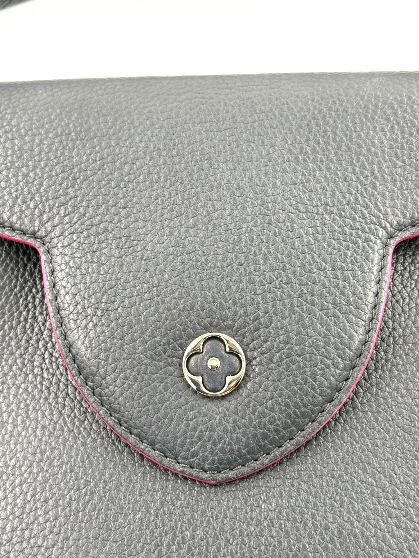Louis Vuitton Capucines MM Taurillon Handtasche in Dunkelblau mit strukturiertem Leder und dekorativem Metallverschluss