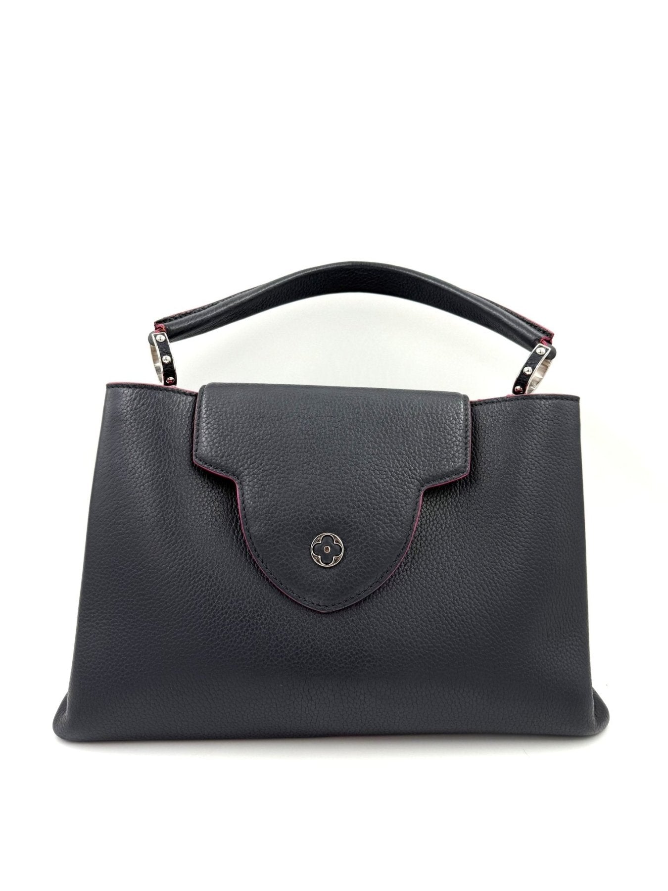 Louis Vuitton Capucines MM Taurillon Handtasche in dunkelblau mit silbernem Logo und Tragegriff aus hochwertigem Leder